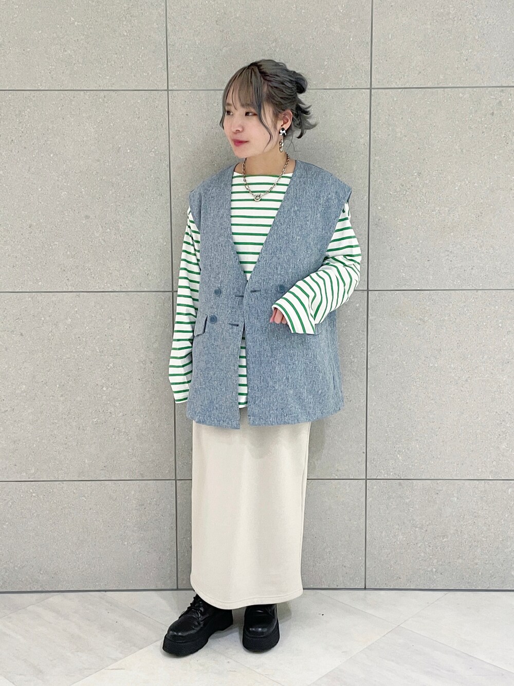 「wcloset、ダブルクローゼット、春コーデ、春、ジレ、ベスト、ロンT、ボーダー、ボーダートップス、グリーン、スカート、タイトスカート、スウェットスカート」｜「w closetのVネックW前BIGシルエットジレ（ベスト、ブルー系）」を使った、Shiho Moriokaさん（レディース・157cm）の春コーディネートの1枚目の写真