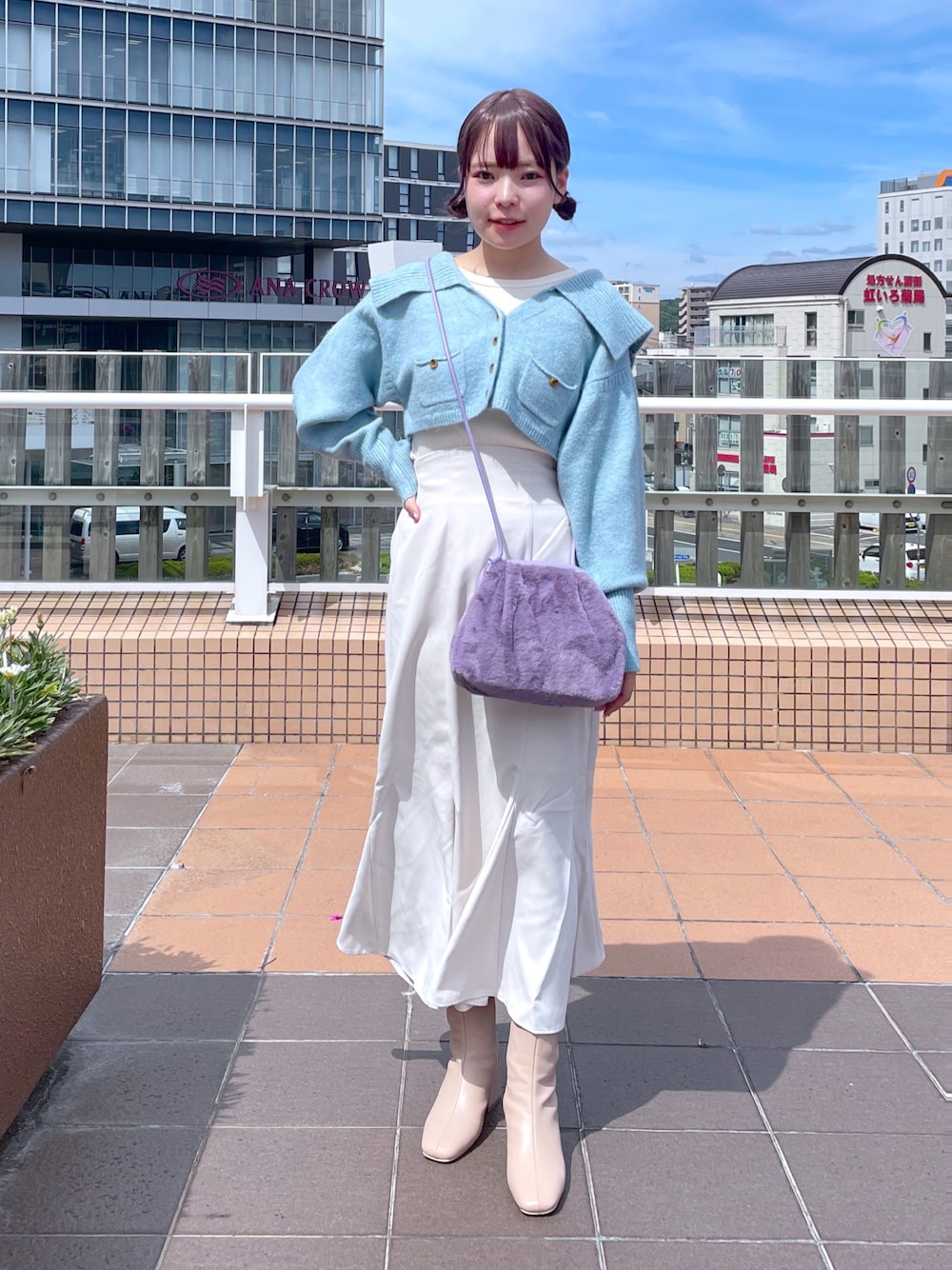 「wcloset、w closet、ダブルクローゼット、初秋コーデ、秋服、きれいめカジュアル、ショート丈トップス、カーディガン、セーラーカラー、マーメイドスカート、脚長効果、カラーコーデ、ファーバッグ、骨格ストレート、ショートブーツ」｜「w closetのBIGカラーカーディガン（カーディガン/ボレロ、グリーン系）」を使った、Shiho Moriokaさん（レディース・157cm）の秋コーディネートの1枚目の写真