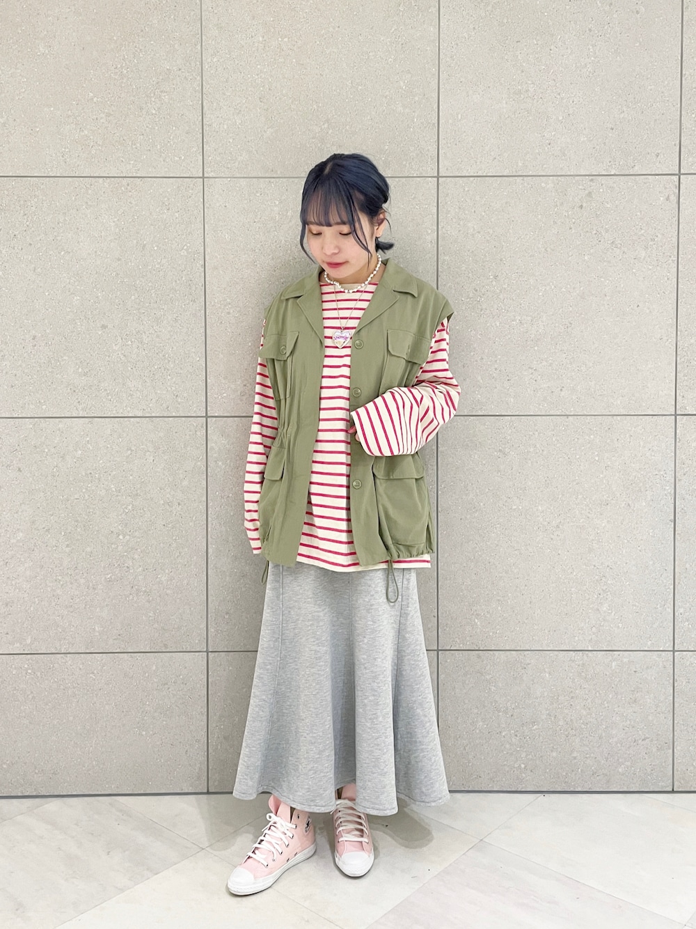 「wcloset、ダブルクローゼット、春コーデ、カジュアル、ベスト、ロンT、ボーダー、ボーダートップス、マーメイドスカート、スウェットスカート、ピンク、ゆったりコーデ」｜「w closetの開襟衿ミリタリーベスト（ベスト、グリーン系）」を使った、Shiho Moriokaさん（レディース・157cm）の春コーディネートの1枚目の写真