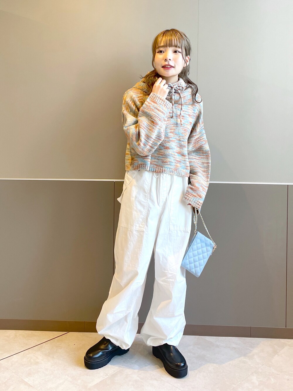 「w closet、wcloset、ダブルクローゼット、バラクラバ、ニット、ショート丈トップス、カーゴパンツ、パラシュートパンツ、ミックスニット、グラデーション、秋冬コーデ、カジュアルコーデ、サイドゴアブーツ、スマホショルダー、骨格ストレート」｜「w closetの【マルチウェイ】ミックスカラーニット&バラクラバSET（ニット/セーター、オレンジ系）」を使った、Shiho Moriokaさん（レディース・157cm）の秋コーディネートの1枚目の写真