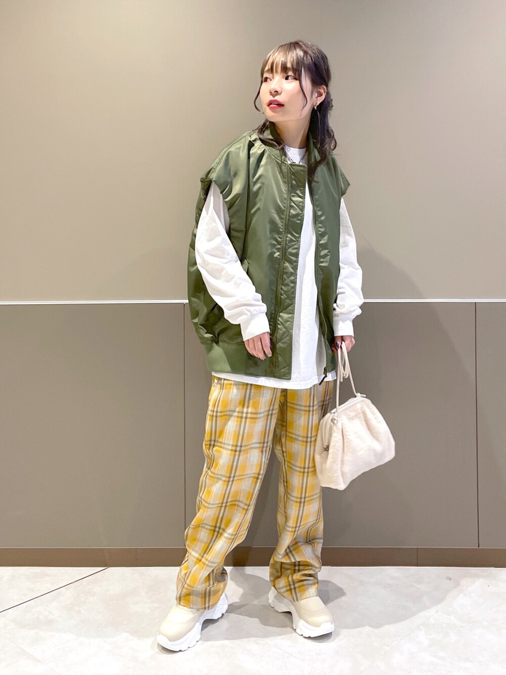 「wcloset、w closet、ダブルクローゼット、秋のコーデ、秋服、カジュアルコーデ、カラーコーデ、MA-1、ベスト、ロンT、ロゴT、チェックパンツ、カラーパンツ、スニーカーブーツ、骨格ストレート」｜「w closetの【2WAY】MA-1（MA-1、グリーン系）」を使った、Shiho Moriokaさん（レディース・157cm）の秋コーディネートの1枚目の写真