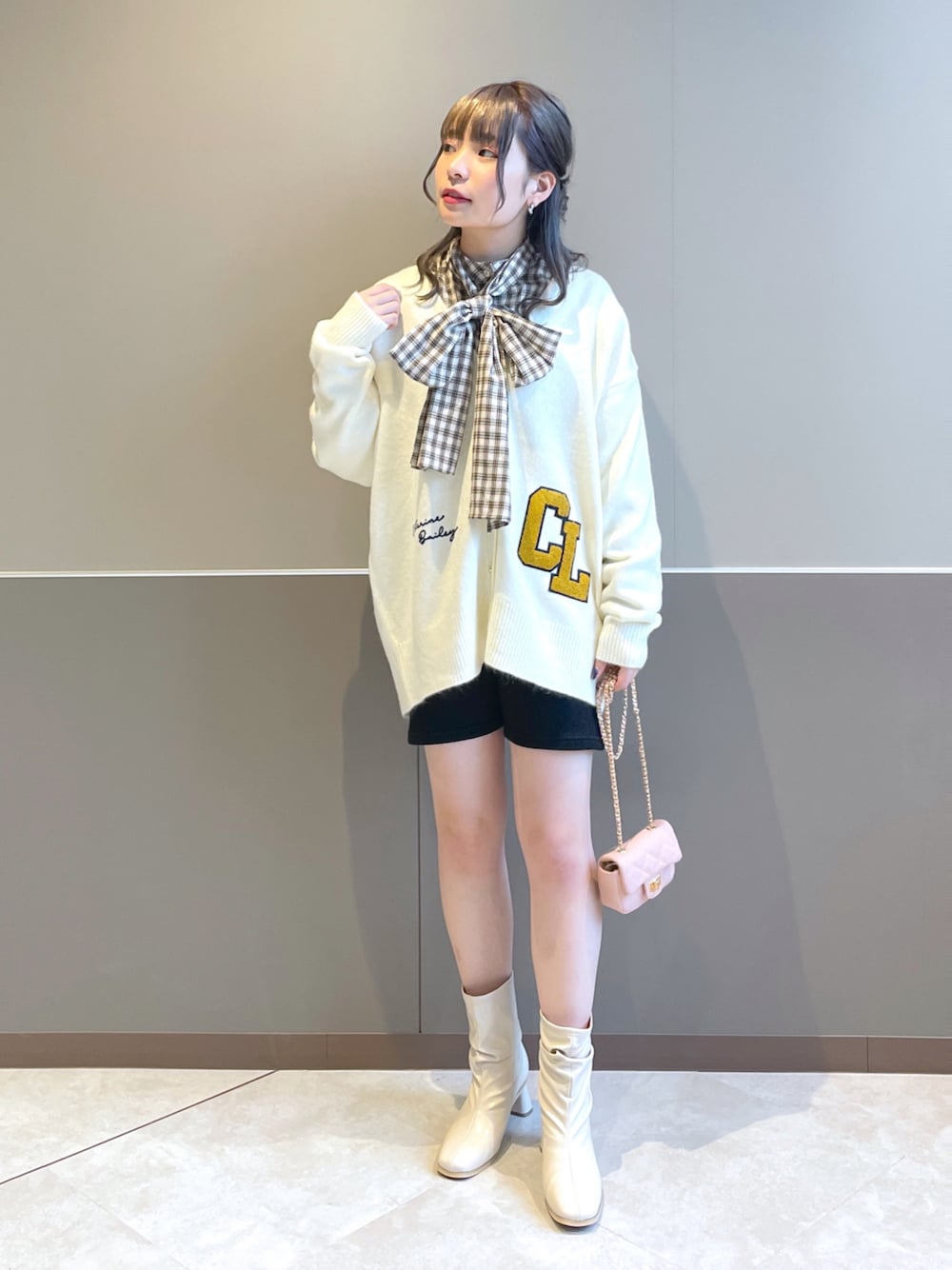 「wcloset、w closet、ダブルクローゼット、きれいめカジュアル、プレッピー、ショートパンツ、カーディガン、レタードカーディガン、ボウタイブラウス、チェック柄、チェックブラウス、ブーツ、ショートブーツ、韓国ファッション、骨格ストレート」｜「w closetの【2WAY】ボウタイ付きブラウス（シャツ/ブラウス、その他）」を使った、Shiho Moriokaさん（レディース・157cm）の秋コーディネートの1枚目の写真