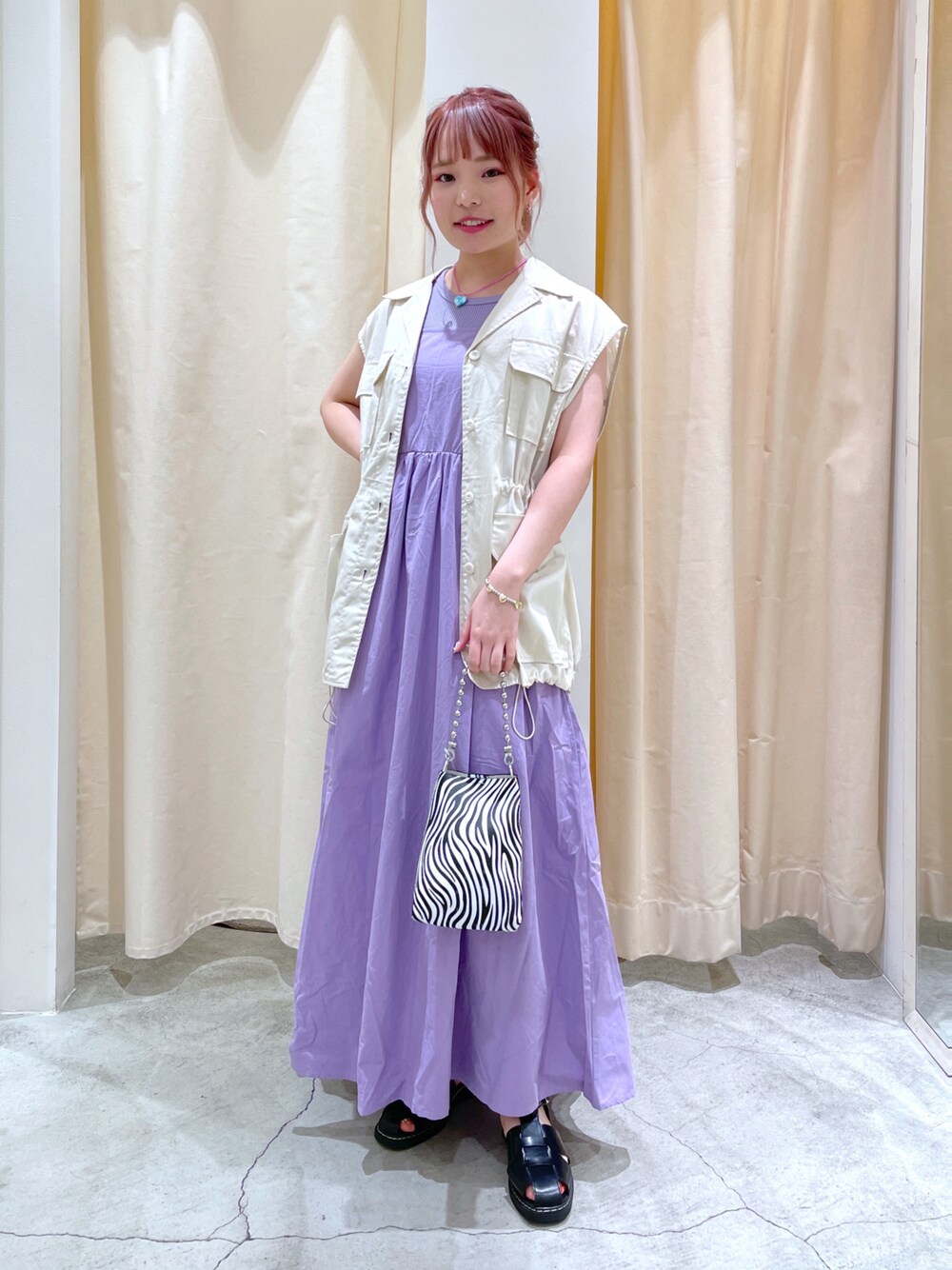 「wcloset、w closet、ダブルクローゼット、夏コーデ、オトナカワイイ、カジュアルガーリー、キャミワンピ、ベスト、大人女子、ゼブラ柄、きれいめカジュアル、カラー×コーデ、ワンピース、ワンピースコーデ、骨格ストレート」｜「w closetのオープンカラーミリタリーベスト（ベスト、ホワイト系）」を使った、Shiho Moriokaさん（レディース・157cm）の夏コーディネートの1枚目の写真