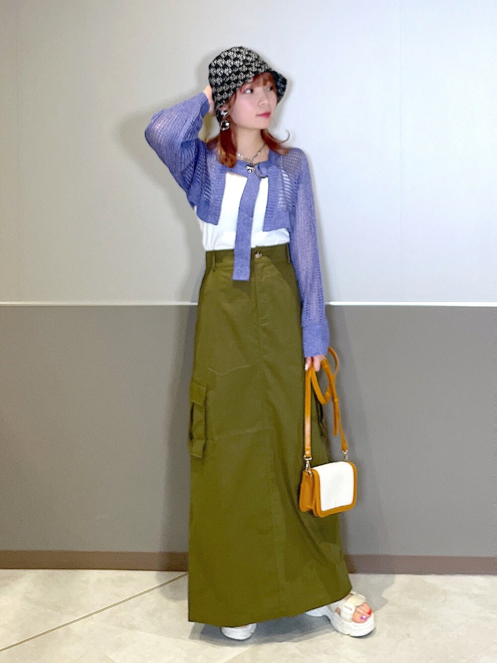 「wcloset、w closet、ダブルクローゼット、秋服、大人カジュアル、大人かわいい、パープル、透かし編みニット、レイヤードスタイル、秋服準備はじめました、カジュアル、バケットハット、カーゴスカート、骨格ストレート」｜「w closetのモノグラムバケットハット（ハット、ブラック系）」を使った、Shiho Moriokaさん（レディース・157cm）の夏コーディネートの1枚目の写真