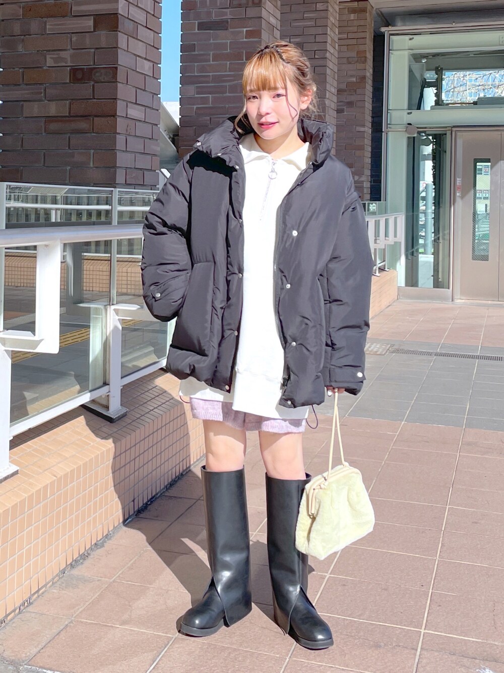 「wcloset、w closet、ダブルクローゼット、カジュアルコーデ、冬コーデ、ブーツスタイル、ダブルジャケット、ハーフジップ、スウェット、ショートパンツ、カラーコーデ、骨格ストレート、ファーバッグ、ロングブーツ、オーバーサイズ」｜「w closetの【2WAY】中綿ブルゾン（ダウンジャケット/コート、ブラック系）」を使った、Shiho Moriokaさん（レディース・157cm）の秋コーディネートの1枚目の写真