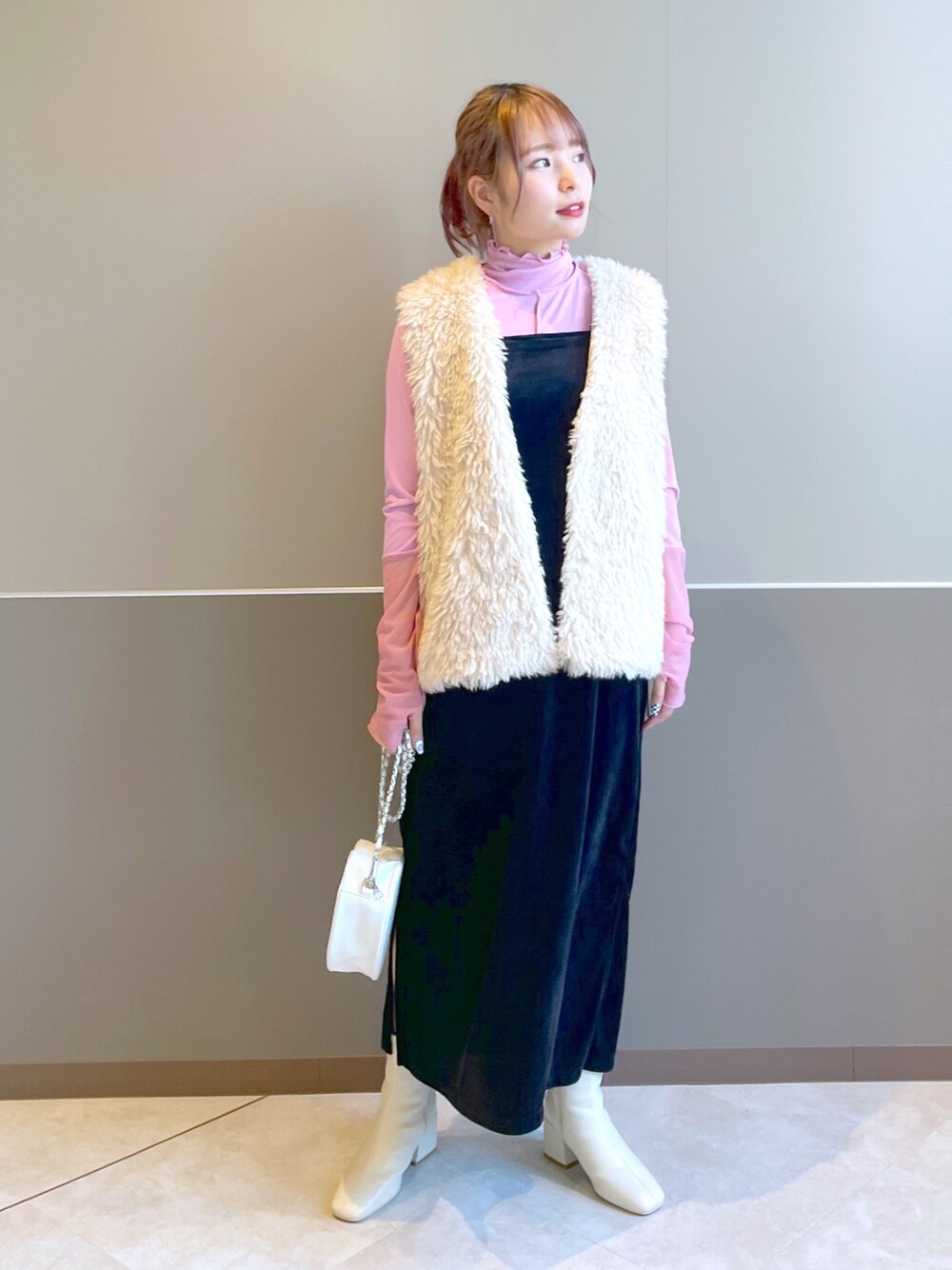 「wcloset、w closet、ダブルクローゼット、秋服コーデ、シンプルコーデ、きれいめカジュアル、カラーコーデ、キャミワンピ、ファーベスト、レイヤードスタイル、大人かわいい、キレイめ、キャミワンピース、骨格ストレート」｜「w closetのシアーカフハイネックプルオーバー（Tシャツ/カットソー、ピンク系）」を使った、Shiho Moriokaさん（レディース・157cm）の秋コーディネートの1枚目の写真