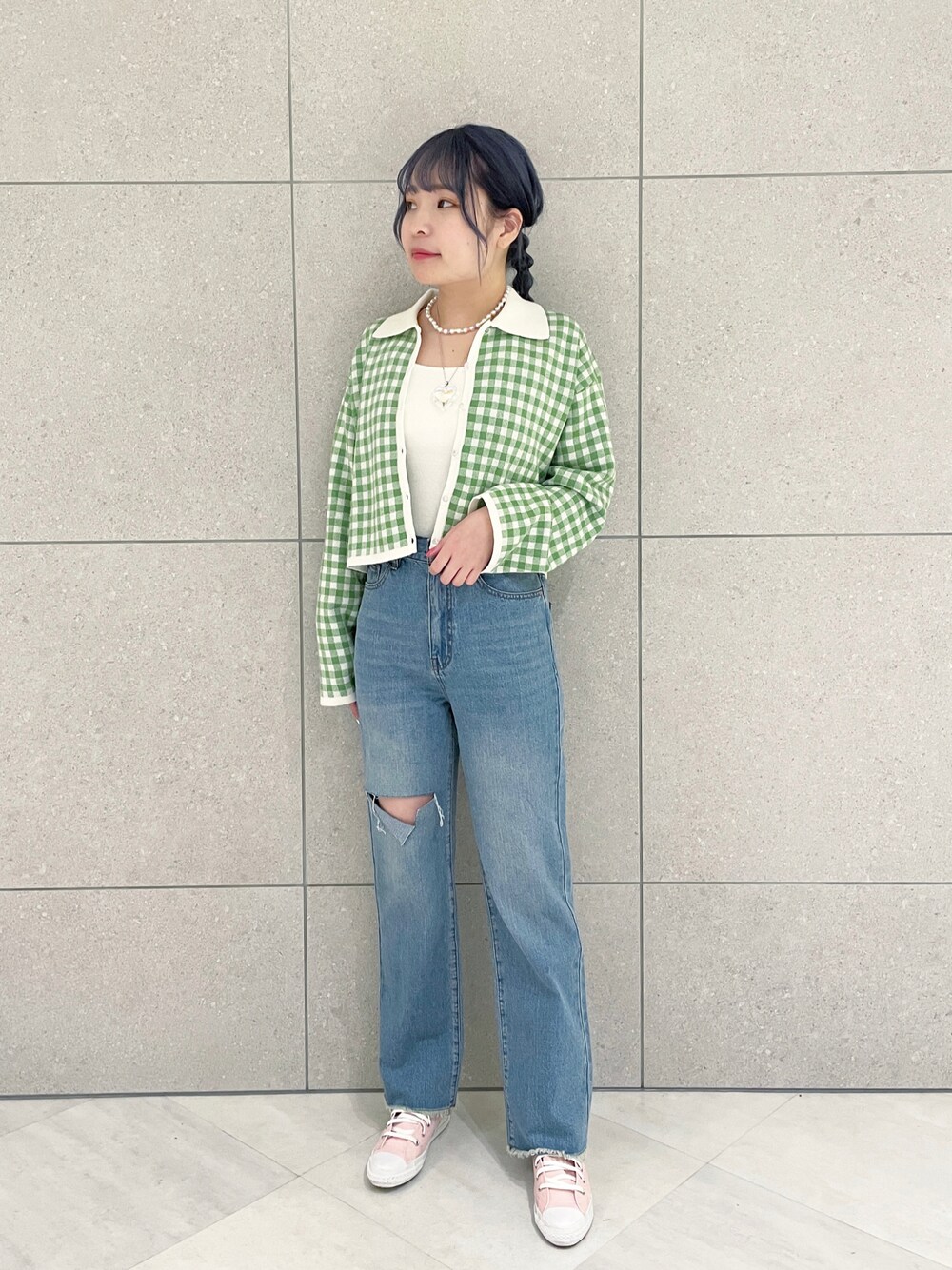 「wcloset、ダブルクローゼット、カーディガン、ニット、春コーデ、春ニット、ギンガムチェック、デニム、ダメージデニムパンツ、韓国ファッション、トレンド、ショート丈トップス、襟付きトップス」｜「w closetのギンガムジャガード襟付きカーディガン（ニット/セーター、グリーン系）」を使った、Shiho Moriokaさん（レディース・157cm）の春コーディネートの1枚目の写真