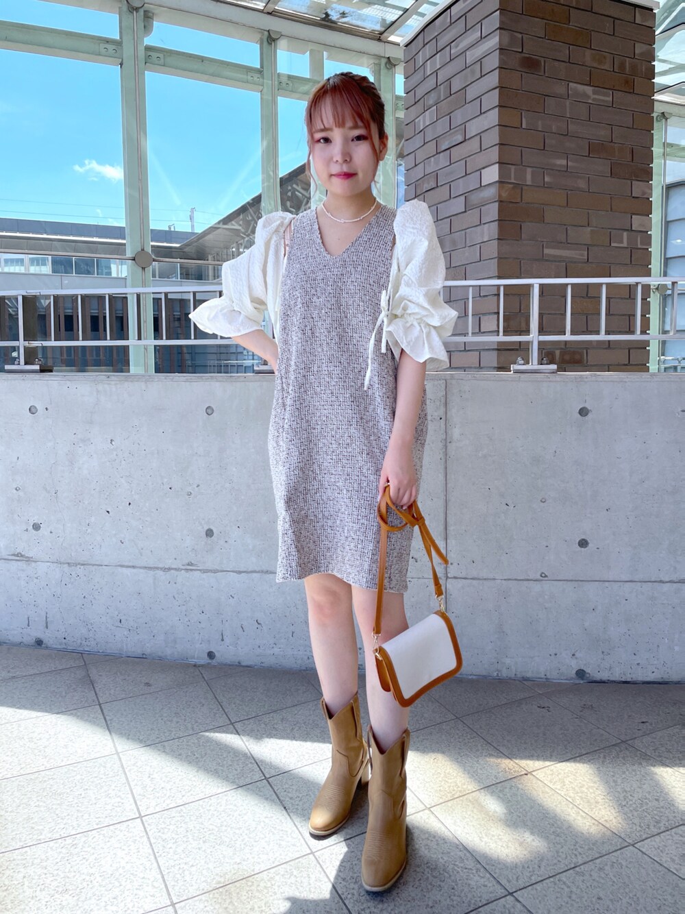 「wcloset、w closet、ダブルクローゼット、秋先取りコーデ、ブラウス、ボレロ、ショート丈トップス、ベージュ、淡色コーデ、着回しコーデ、ワンピース、ジャンスカ、ツイード、ミニワンピ、骨格ストレート」｜「w closetの【2WAY】リボン付きカーディガン（カーディガン/ボレロ、ホワイト系）」を使った、Shiho Moriokaさん（レディース・157cm）の夏コーディネートの1枚目の写真