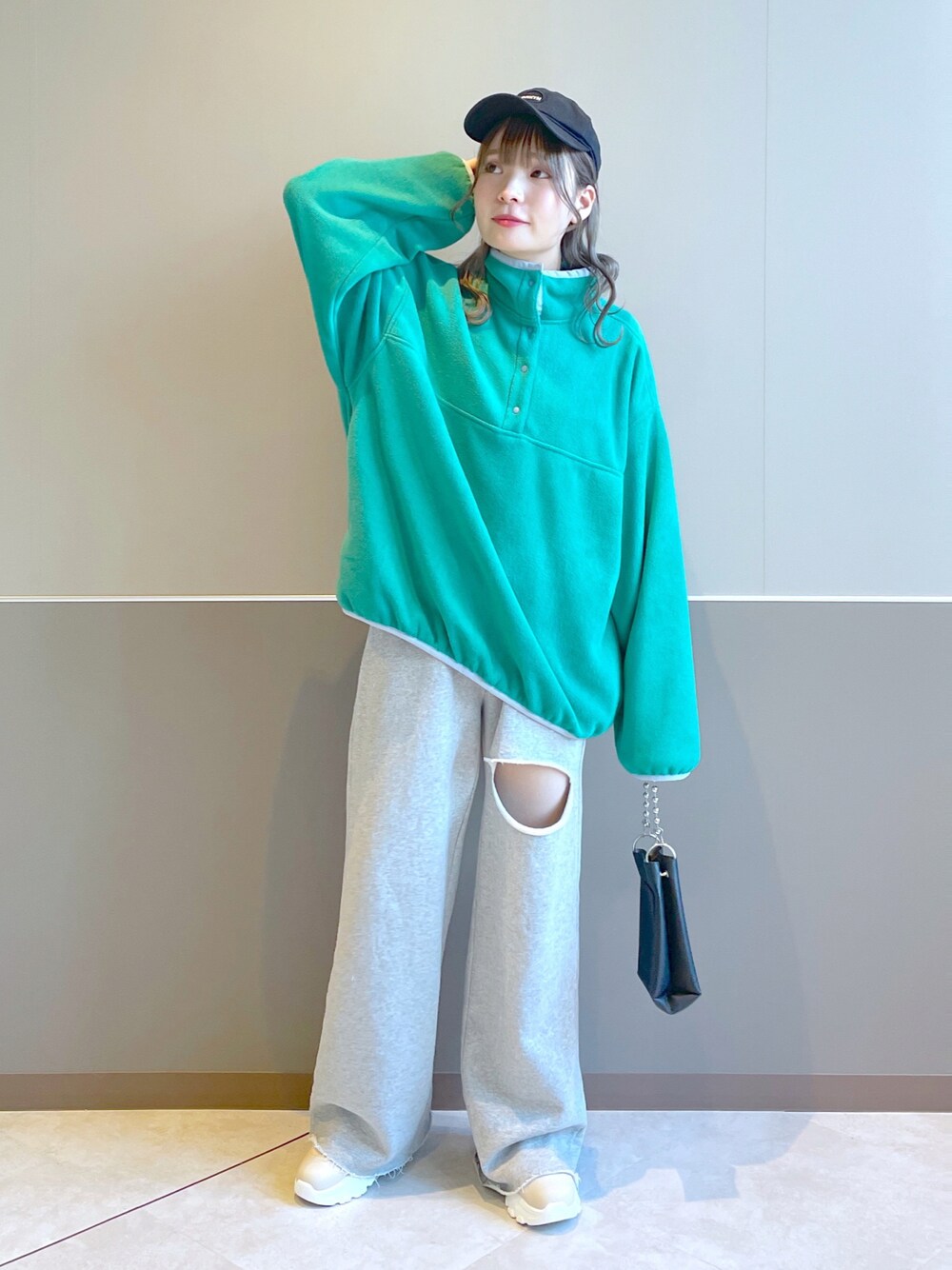 「wcloset、w closet、ダブルクローゼット、alleybywcloset、アリーバイダブルクローゼット、秋服コーデ、カジュアルコーデ、秋、フリース、スウェット、スウェットパンツ、ストリート、カラーコーデ、グリーンコーデ、骨格ストレート」｜「w closetのフリースハーフスナッププルオーバー（その他トップス、グリーン系）」を使った、Shiho Moriokaさん（レディース・157cm）の秋コーディネートの1枚目の写真