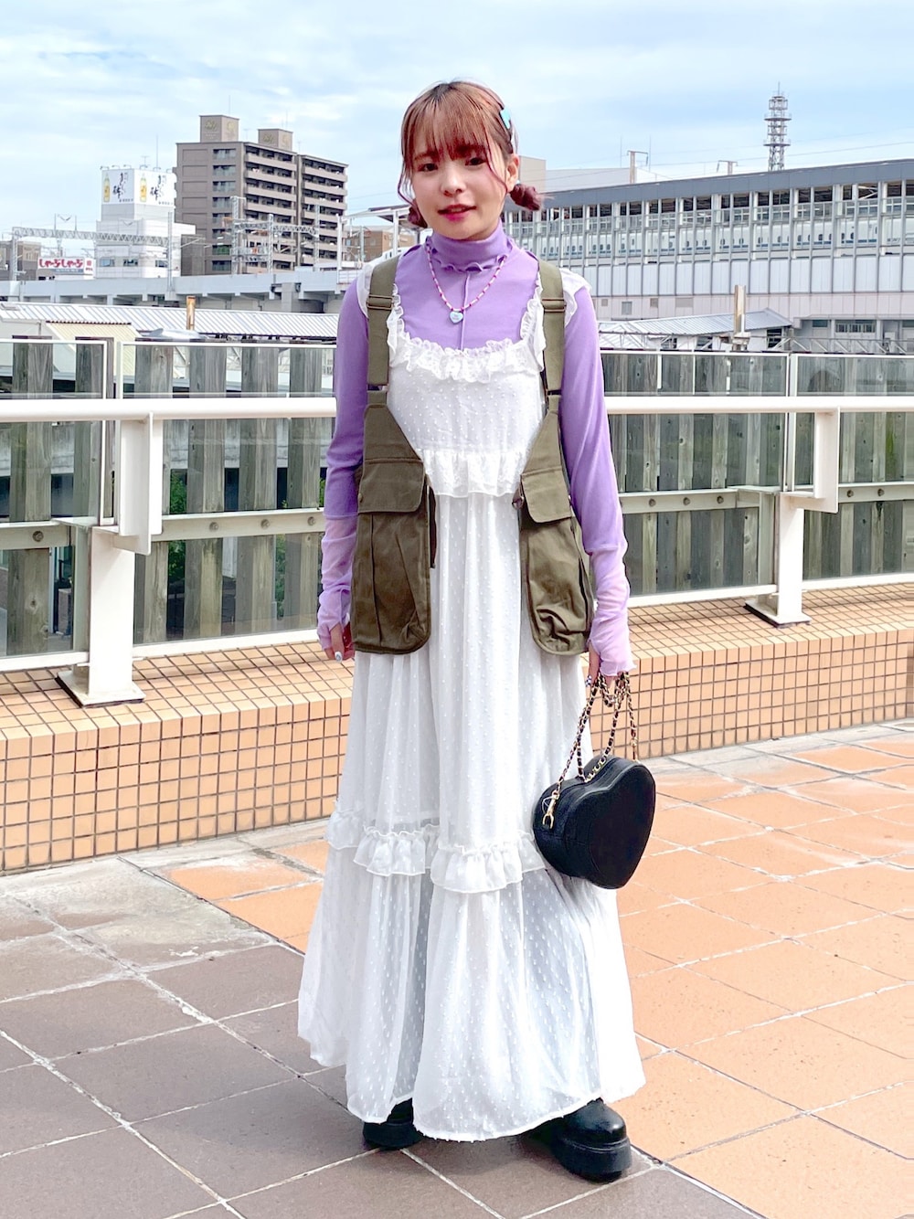 「w closet、wcloset、ダブルクローゼット、alleybywcloset、アリーバイダブルクローゼット、秋服、秋コーデ、カラーコーデ、甘辛mix、ワンピース、フィッシングベスト、カジュアルガーリー、レースワンピース、骨格ストレート、カラー×コーデ」｜「w closetのシアーカフハイネックプルオーバー（Tシャツ/カットソー、パープル系）」を使った、Shiho Moriokaさん（レディース・157cm）の秋コーディネートの1枚目の写真