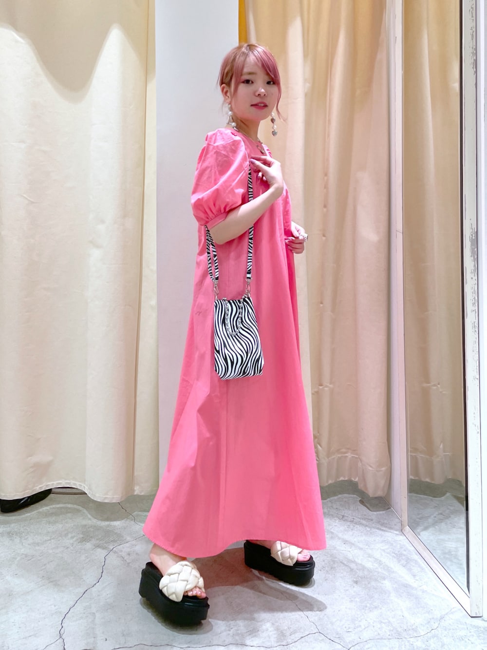 「wcloset、w closet、ダブルクローゼット、alleybywcloset、アリーバイダブルクローゼット、ワンピース、夏コーデ、大人かわいい、夏ワンピース、カラーコーデ、ピンクコーデ、ピンク、ゼブラ柄、肌見せ、骨格ストレート」｜「w closetのバックオープンワンピース（ワンピース、ピンク系）」を使った、Shiho Moriokaさん（レディース・157cm）の夏コーディネートの1枚目の写真