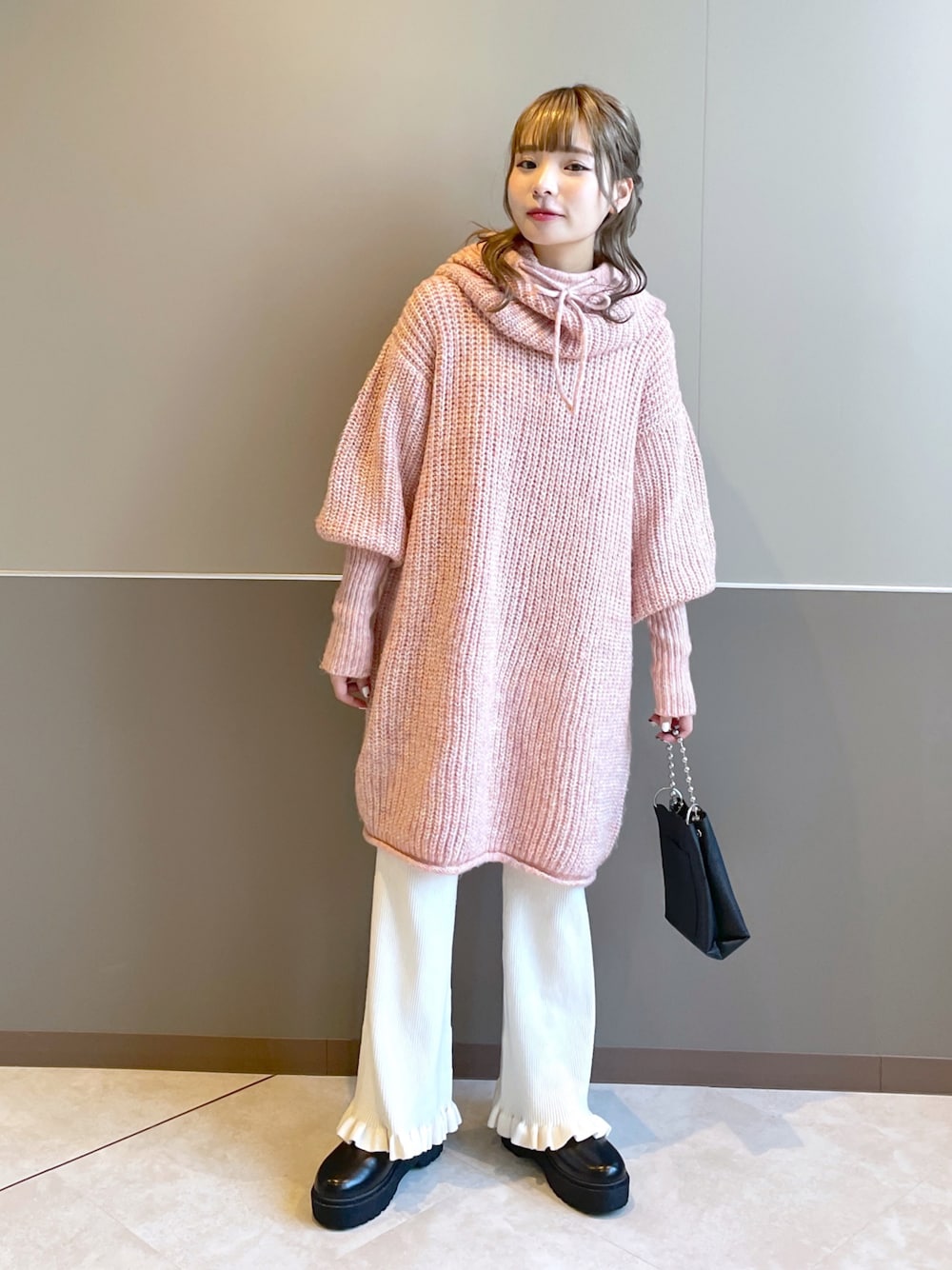 「wcloset、w closet、ダブルクローゼット、冬コーデ、大人カジュアル、カジュアルコーデ、ニット、ニットコーデ、バラクラバ、カラーニット、リブパンツ、カラーコーデ、サイドゴアブーツ、骨格ストレート」｜「w closetの【マルチウェイ】ロングスリーブBIGニット&バラクラバSET（ニット/セーター、ピンク系）」を使った、Shiho Moriokaさん（レディース・157cm）の秋コーディネートの1枚目の写真