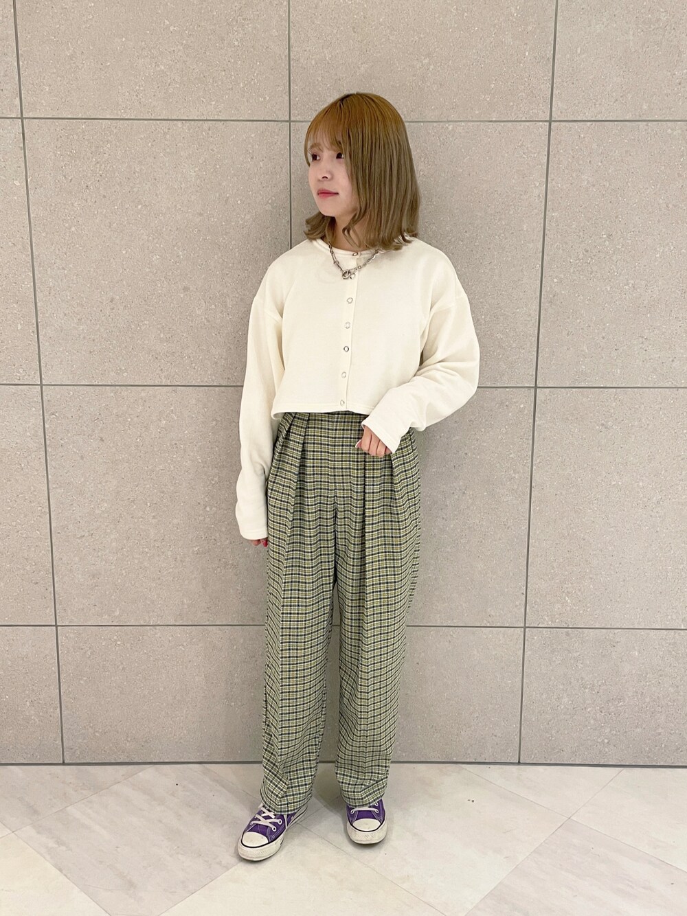 「wcloset、ダブルクローゼット、ショート丈、ショート丈トップス、カーディガン、スウェット、スウェットカーディガン、パンツスタイル、チェックパンツ」｜「w closetのスウェットクルーネックカーディガン（カーディガン/ボレロ、ホワイト系）」を使った、Shiho Moriokaさん（レディース・157cm）の冬コーディネートの1枚目の写真