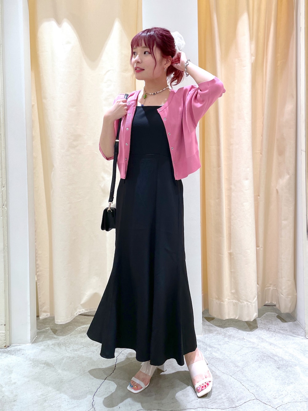 「w closet、wcloset、ダブルクローゼット、夏コーデ、ガーリー、フレンチガーリー、キャミワンピ、ショート丈トップス、カラーコーデ、ピンク、ジャンパースカート、ワンピースコーデ、骨格ストレート、休日コーデ、サンダル」｜「w closetの【2WAY】スナップボタン半袖カーディガン（カーディガン/ボレロ、ピンク系）」を使った、Shiho Moriokaさん（レディース・157cm）の夏コーディネートの1枚目の写真