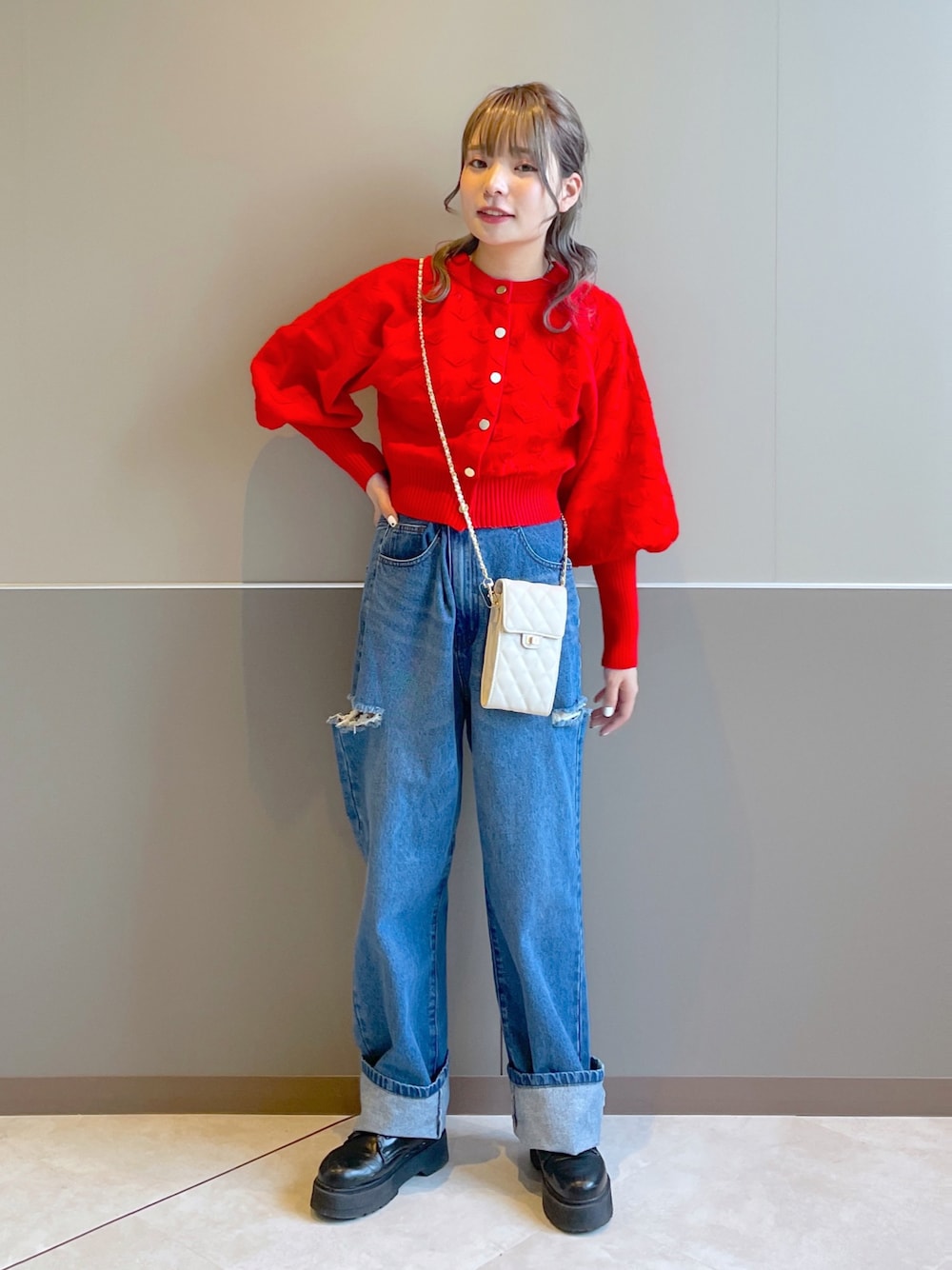 「wcloset、w closet、ダブルクローゼット、alleybywcloset、アリーバイダブルクローゼット、カラーニット、カラーコーデ、ダメージデニムパンツ、ショート丈トップス、ハート、ポップ、カジュアルガーリー、ショルダーバッグ、骨格ストレート」｜「Alley by w closetの【2WAY】【Alley】ハートニットカーディガン（ニット/セーター、レッド系）」を使った、Shiho Moriokaさん（レディース・157cm）の秋コーディネートの1枚目の写真