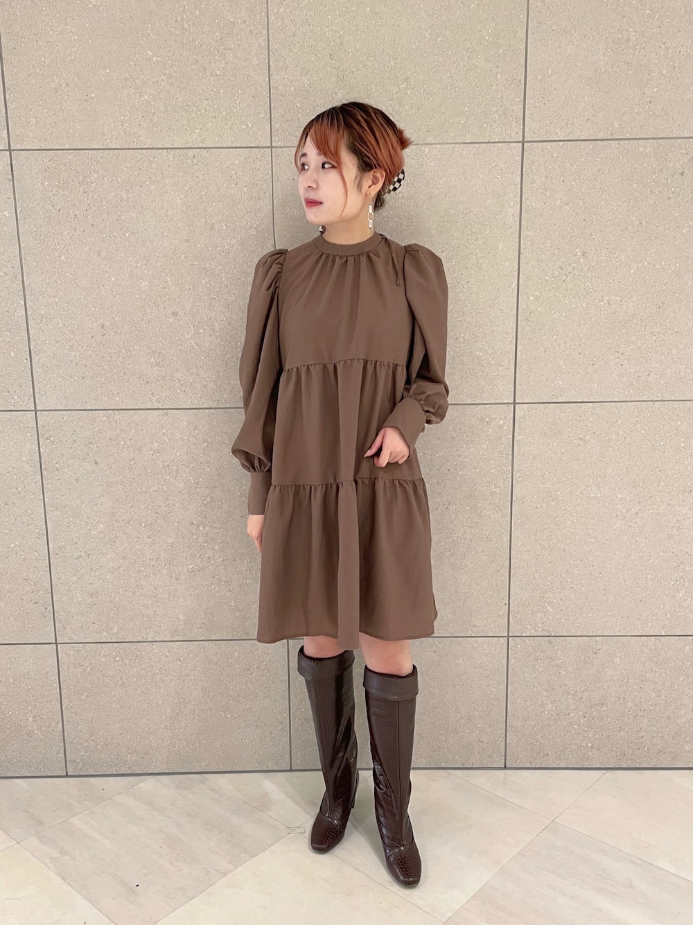 「wcloset、ダブルクローゼット、秋冬コーデ、秋のコーデ、ティアード、ティアードチュニック、ティアードワンピース、ミニワンピ、パワショル、パワショルブラウス、ブーツ、ロングブーツ、パイソン柄」｜「w closetの無地ハイネックティアードチュニックワンピース（チュニック、ブラウン系）」を使った、Shiho Moriokaさん（レディース・157cm）の秋コーディネートの1枚目の写真