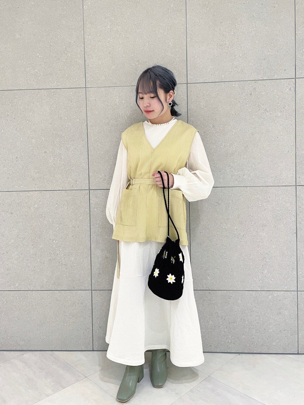「wcloset、ダブルクローゼット、春コーデ、春服、ワンピース、レイヤードスタイル、ベスト、ブーツ、バッグ、かぎ針編みニット、レトロ、大人カジュアル、オトナ女子、ゆるコーデ」｜「w closetのベストSET異素材マーメイドワンピース（ワンピース、ホワイト系）」を使った、Shiho Moriokaさん（レディース・157cm）の冬コーディネートの1枚目の写真