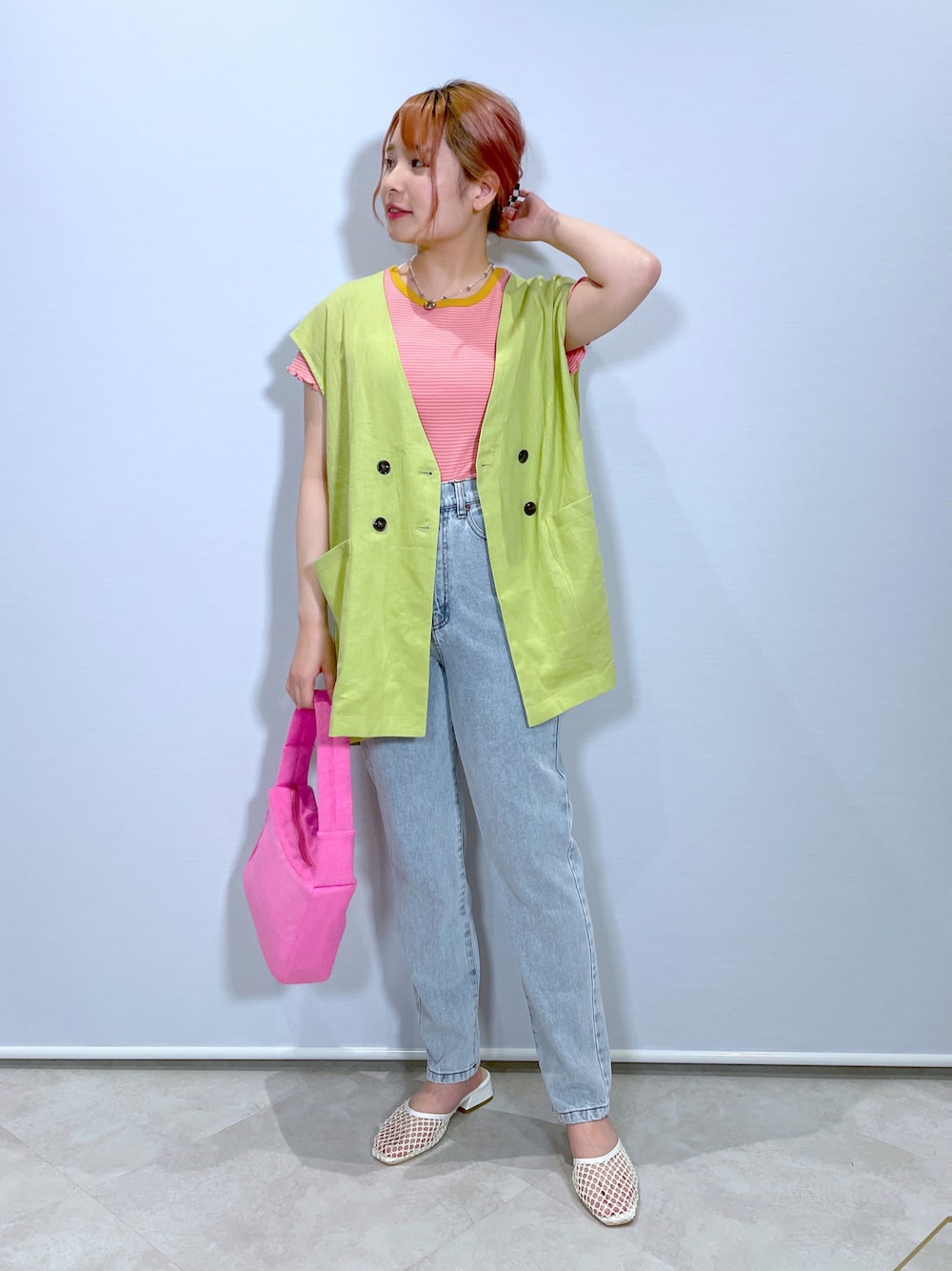 「wcloset、w closet、ダブルクローゼット、初夏コーデ、ベスト、ジレ、カラーコーデ、ポップ、カジュアル、カジュアルコーデ、カラー×コーデ、ピンク、グリーン、デニム、テーパードパンツ」｜「w closetのリネンレーヨンダブルジレ（ベスト、グリーン系）」を使った、Shiho Moriokaさん（レディース・157cm）の春コーディネートの1枚目の写真