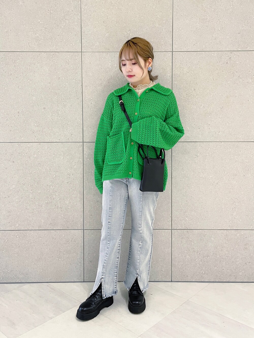 「wcloset、ダブルクローゼット、春コーデ、春服、カーディガン、ニット、透かし編みニット、透かし編みカーディガン、デニム、パンツスタイル、カラーコーデ、ショルダーバッグ、ポシェット」｜「w closetの【2022S/S】透かし襟付きカーディガン（ニット/セーター、グリーン系）」を使った、Shiho Moriokaさん（レディース・157cm）の冬コーディネートの1枚目の写真