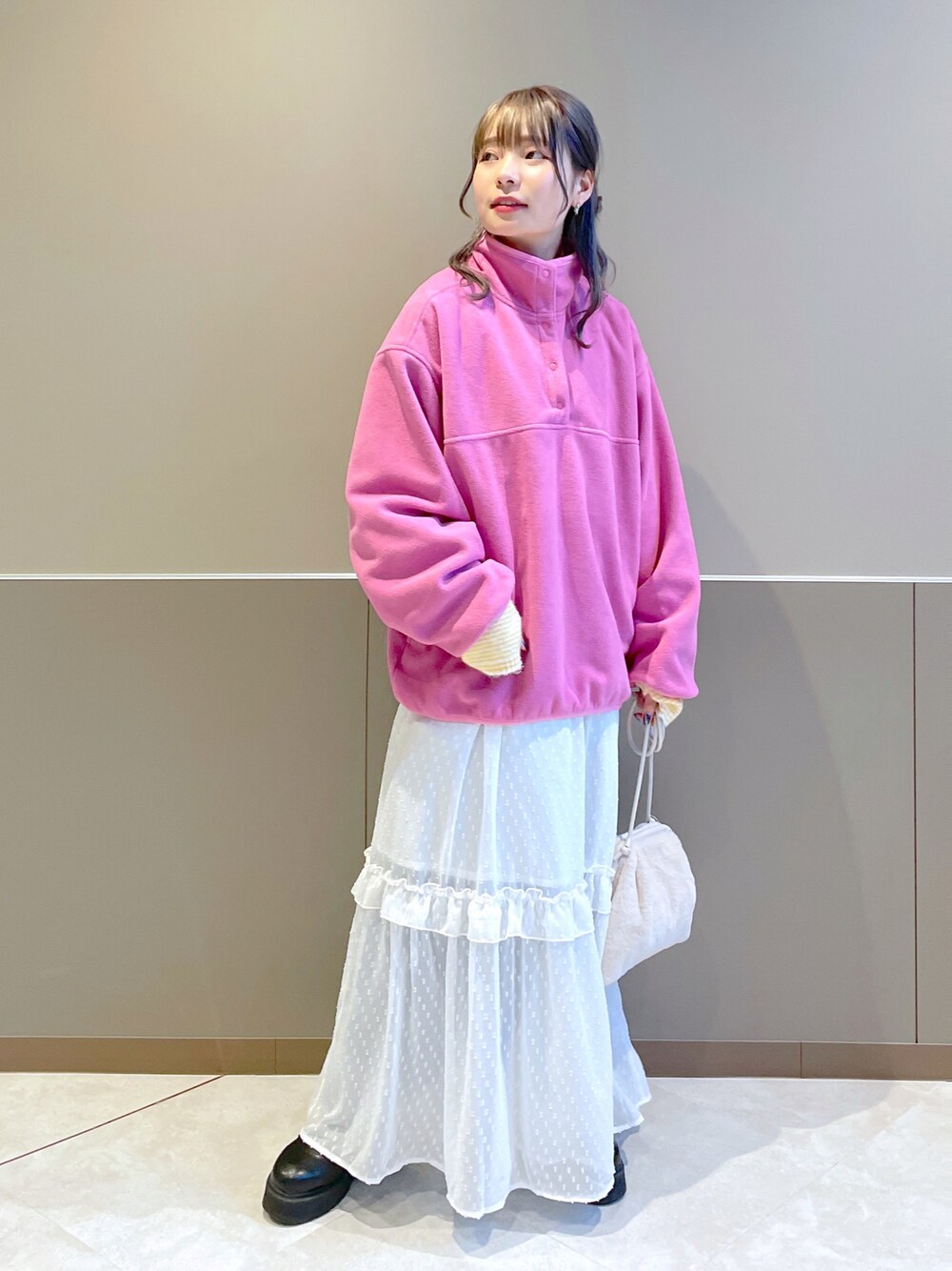「w closet、wcloset、ダブルクローゼット、カジュアル、カジュアルガーリー、甘辛mix、甘辛コーデ、フリース、ワンピース、レースワンピース、フリルワンピース、カラーコーデ、ピンク、骨格ストレート」｜「w closetの★先行予約★フリースハーフスナッププルオーバー【11月中旬入荷】（ジャケット/アウター、ピンク系）」を使った、Shiho Moriokaさん（レディース・157cm）の秋コーディネートの1枚目の写真