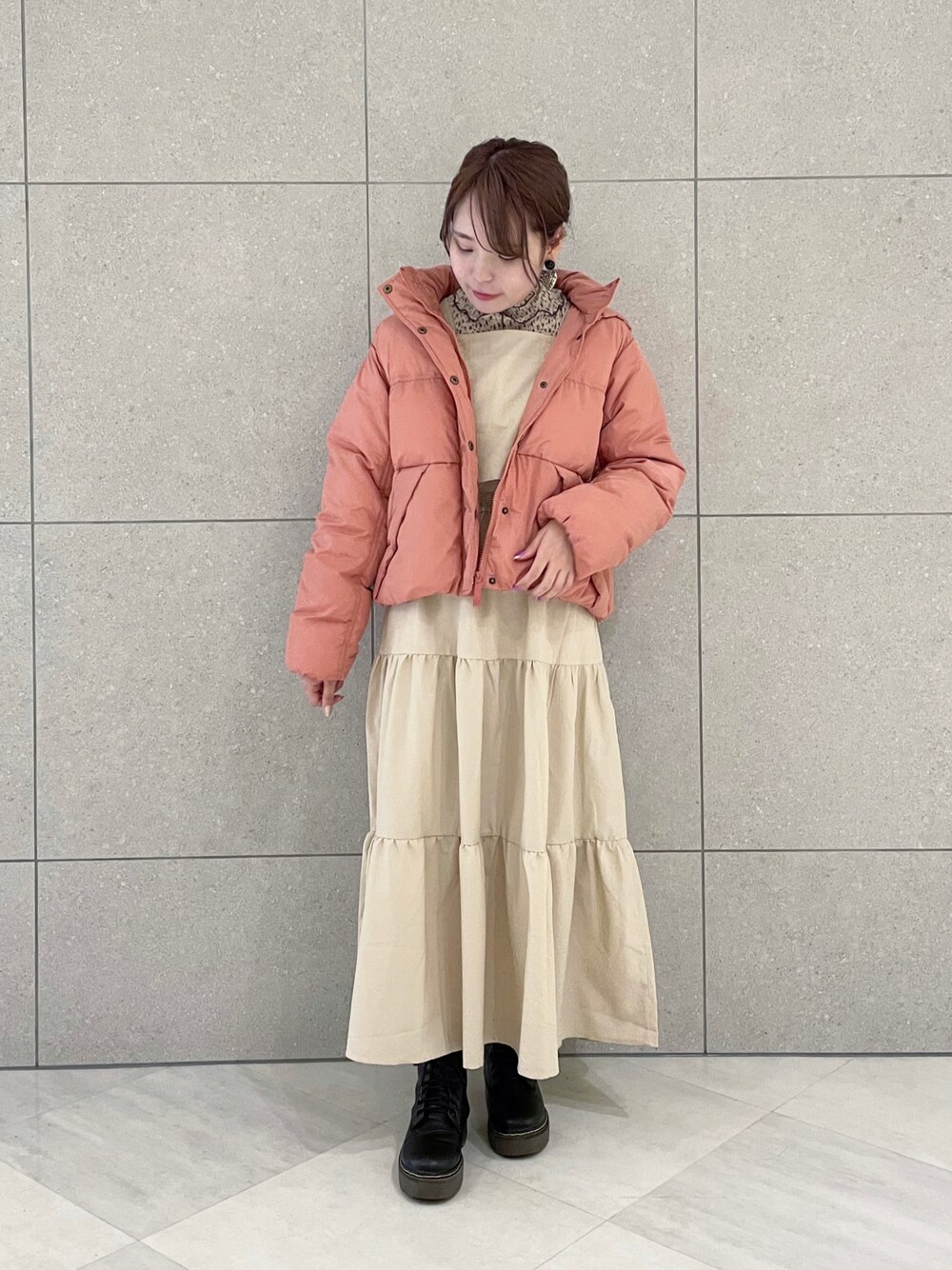 「wcloset、ダブルクローゼット、秋コーデ、冬コーデ、秋冬コーデ、アウター、ダウンジャケット、カラーアウター、ワンピース、花柄、ティアードワンピース、ティアード」｜「w closetのエコダウンショート丈アウター（ダウンジャケット/コート、ピンク系）」を使った、Shiho Moriokaさん（レディース・157cm）の秋コーディネートの1枚目の写真