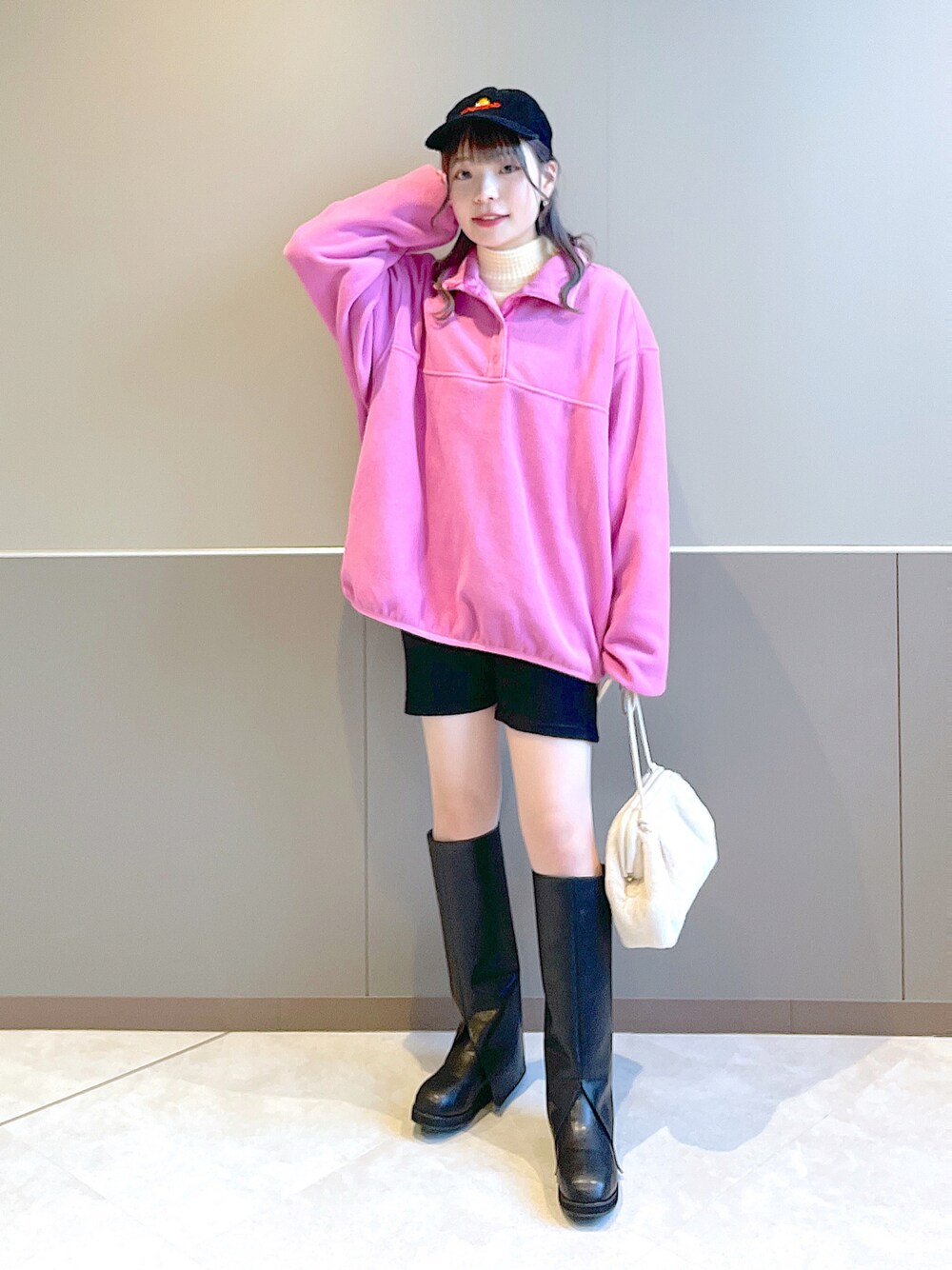 「wcloset、w closet、ダブルクローゼット、秋のコーデ、フリース、ボーダー、ショートパンツ、ロングブーツ、カラーコーデ、キャップコーデ、カジュアルコーデ、ファーバッグ、韓国ファッション、骨格ストレート、ブーツ」｜「w closetの★先行予約★フリースハーフスナッププルオーバー【11月中旬入荷】（ジャケット/アウター、ピンク系）」を使った、Shiho Moriokaさん（レディース・157cm）の秋コーディネートの1枚目の写真
