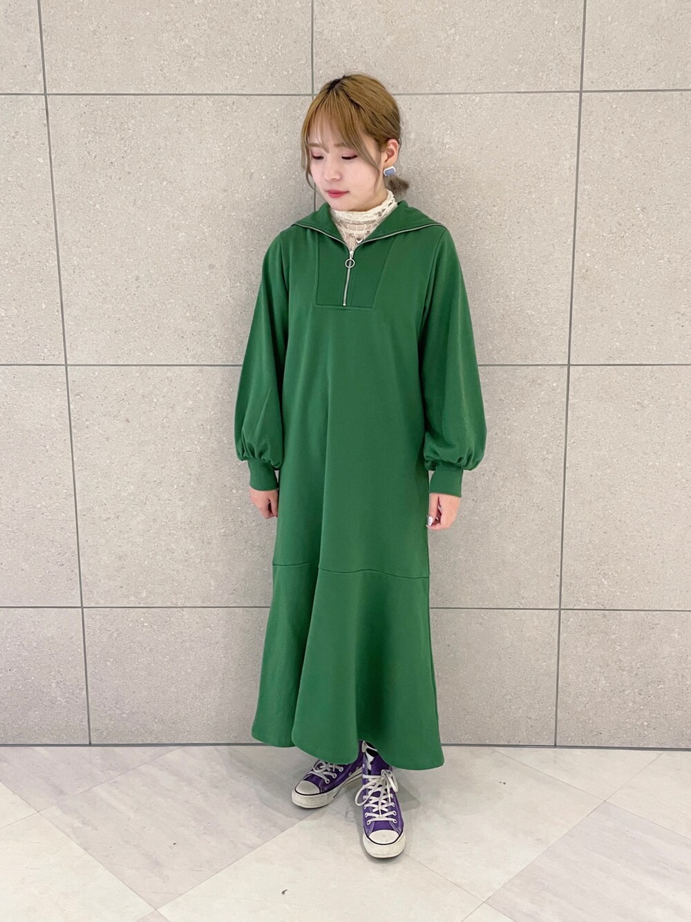 「wcloset、ダブルクローゼット、ワンピース、スウェットワンピース、マーメイドワンピース、セーラー襟、ハーフジップ、トレンド」｜「w closetの【2022S/S】ハーフZIPスウェットマーメイドワンピース（ワンピース、グリーン系）」を使った、Shiho Moriokaさん（レディース・157cm）の冬コーディネートの1枚目の写真