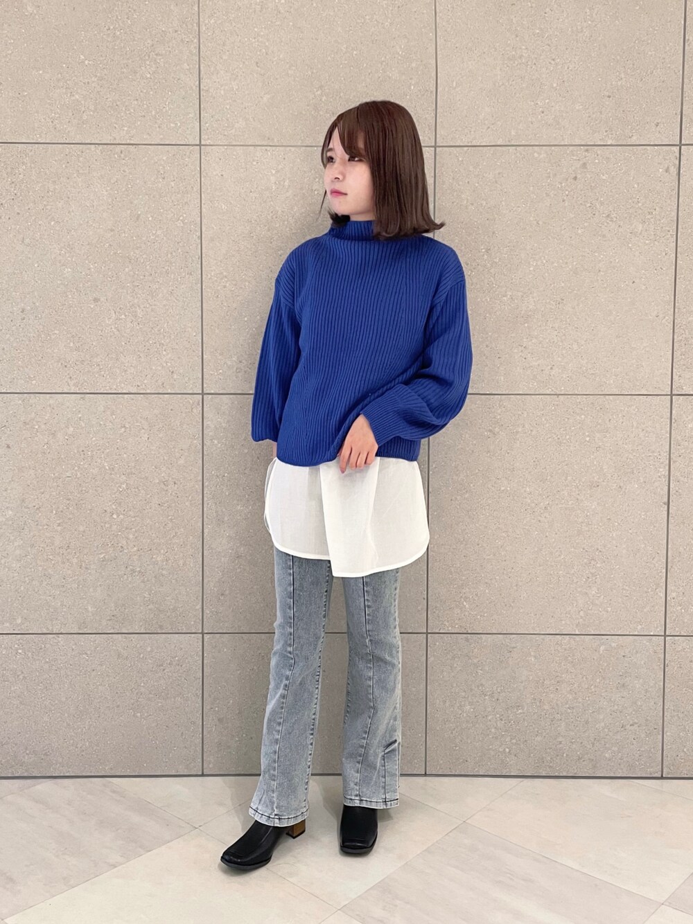 「wcloset、ダブルクローゼット、ニット、ニットコーデ、レイヤードスタイル、デニム、フレアパンツ、フレアデニム」｜「w closetの5Gワイドリブハイネックプルオーバー（ニット/セーター、ブルー系）」を使った、Shiho Moriokaさん（レディース・157cm）の秋コーディネートの1枚目の写真