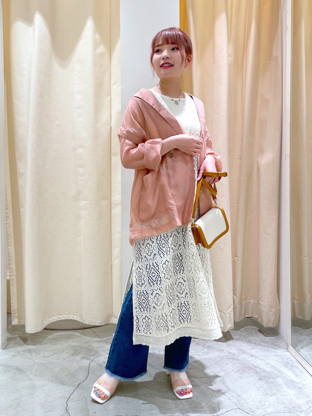 「wcloset、w closet、ダブルクローゼット、シアーシャツ、テーラードジャケット、ジャケット、透かし編みニット、透かし編み、カラーコーデ、デニム、デニムコーデ、レイヤードスタイル、骨格ストレート」｜「w closetの【マルチウェイ】テーラードシャツジャケット（テーラードジャケット、ピンク系）」を使った、Shiho Moriokaさん（レディース・157cm）の夏コーディネートの1枚目の写真