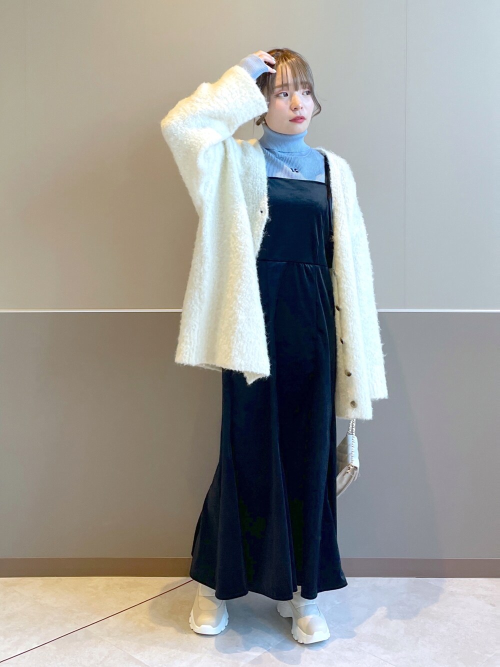 「wcloset、w closet、ダブルクローゼット、秋服コーデ、秋冬コーデ、オトナ女子、カーディガン、キャミワンピ、キャミワンピース、ハイネックニット、タートルネック、カラーコーデ、大人かわいい、トレンド、骨格ストレート」｜「w closetのブークレ起毛ロングカーディガン（カーディガン/ボレロ、ホワイト系）」を使った、Shiho Moriokaさん（レディース・157cm）の秋コーディネートの1枚目の写真