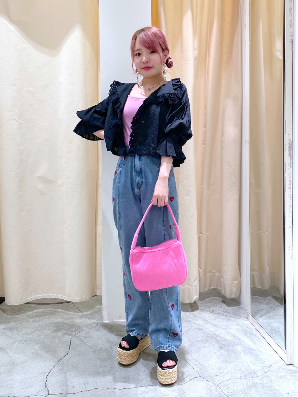 「wcloset、w closet、ダブルクローゼット、ショート丈トップス、フリルブラウス、ブラウス、羽織り、デニムパンツ、ポップ、カラーコーデ、ピンク、韓国ファッション、韓国っぽ、厚底シューズ、骨格ストレート」｜「w closetのレースフリルカラーショートシャツ（シャツ/ブラウス、ブラック系）」を使った、Shiho Moriokaさん（レディース・157cm）の夏コーディネートの1枚目の写真