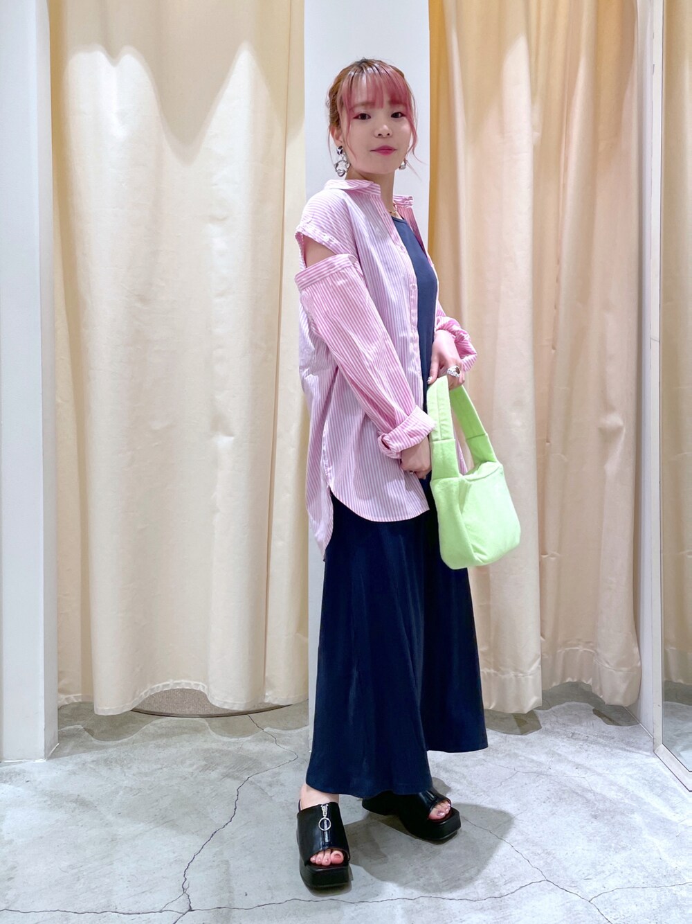「wcloset、w closet、ダブルクローゼット、夏コーデ、シャツスタイル、ワンピース、着回しコーデ、ストライプ、カラーコーデ、厚底サンダル、大人カジュアル、ピンク、Tシャツワンピ、骨格ストレート」｜「w closetの【マルチウェイ】ロングスリーブシャツ（シャツ/ブラウス、ホワイト系）」を使った、Shiho Moriokaさん（レディース・157cm）の夏コーディネートの1枚目の写真