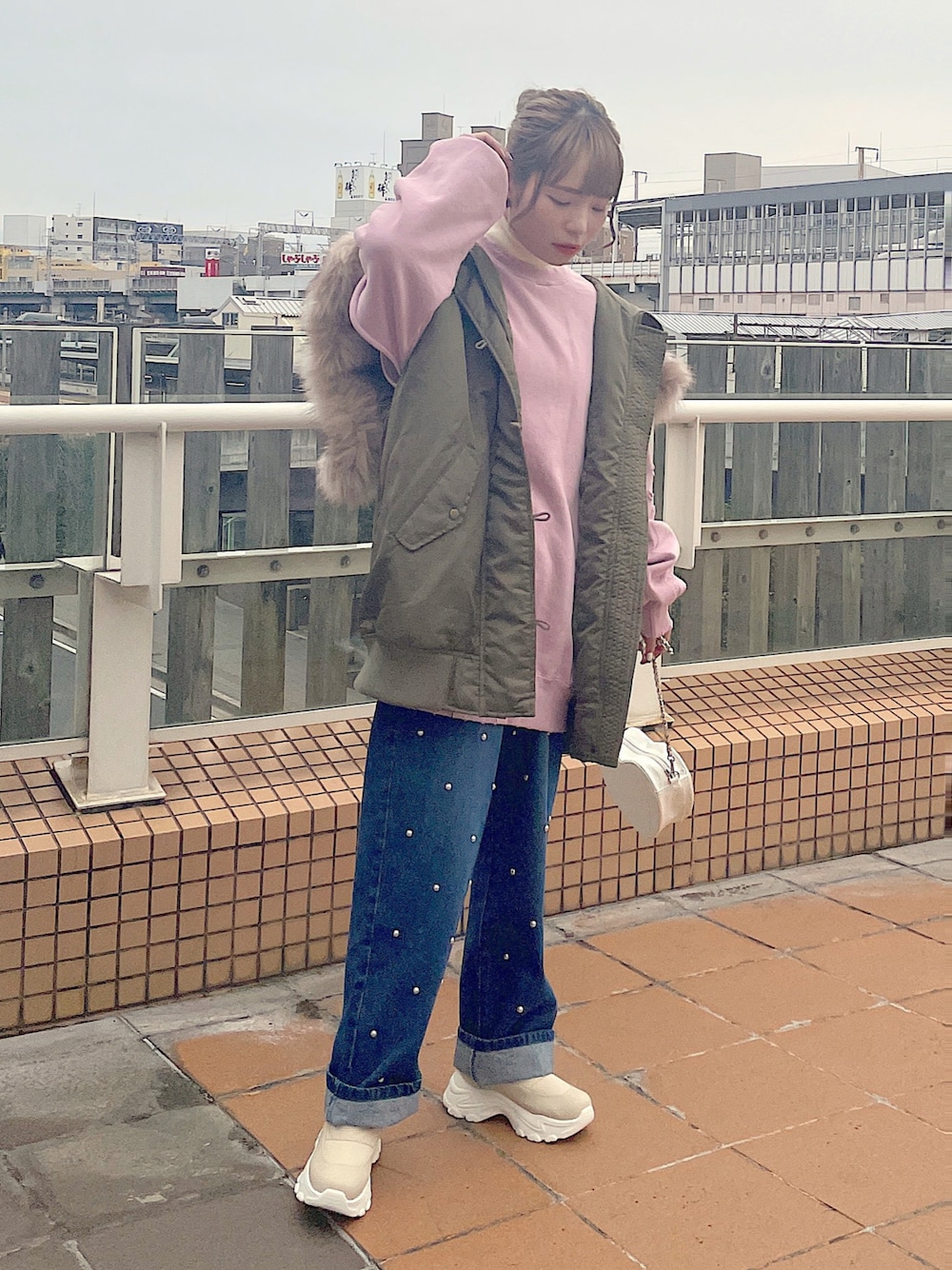 「wcloset、w closet、ダブルクローゼット、冬コーデ、秋冬コーデ、ベスト、N3B、カジュアルコーデ、パンツコーデ、スウェット、カラーコーデ、ピンク、パール、骨格ストレート」｜「Alley by w closetの【マルチウェイ】【Alley】N-3Bブルゾン（ミリタリージャケット、グリーン系）」を使った、Shiho Moriokaさん（レディース・157cm）の冬コーディネートの1枚目の写真