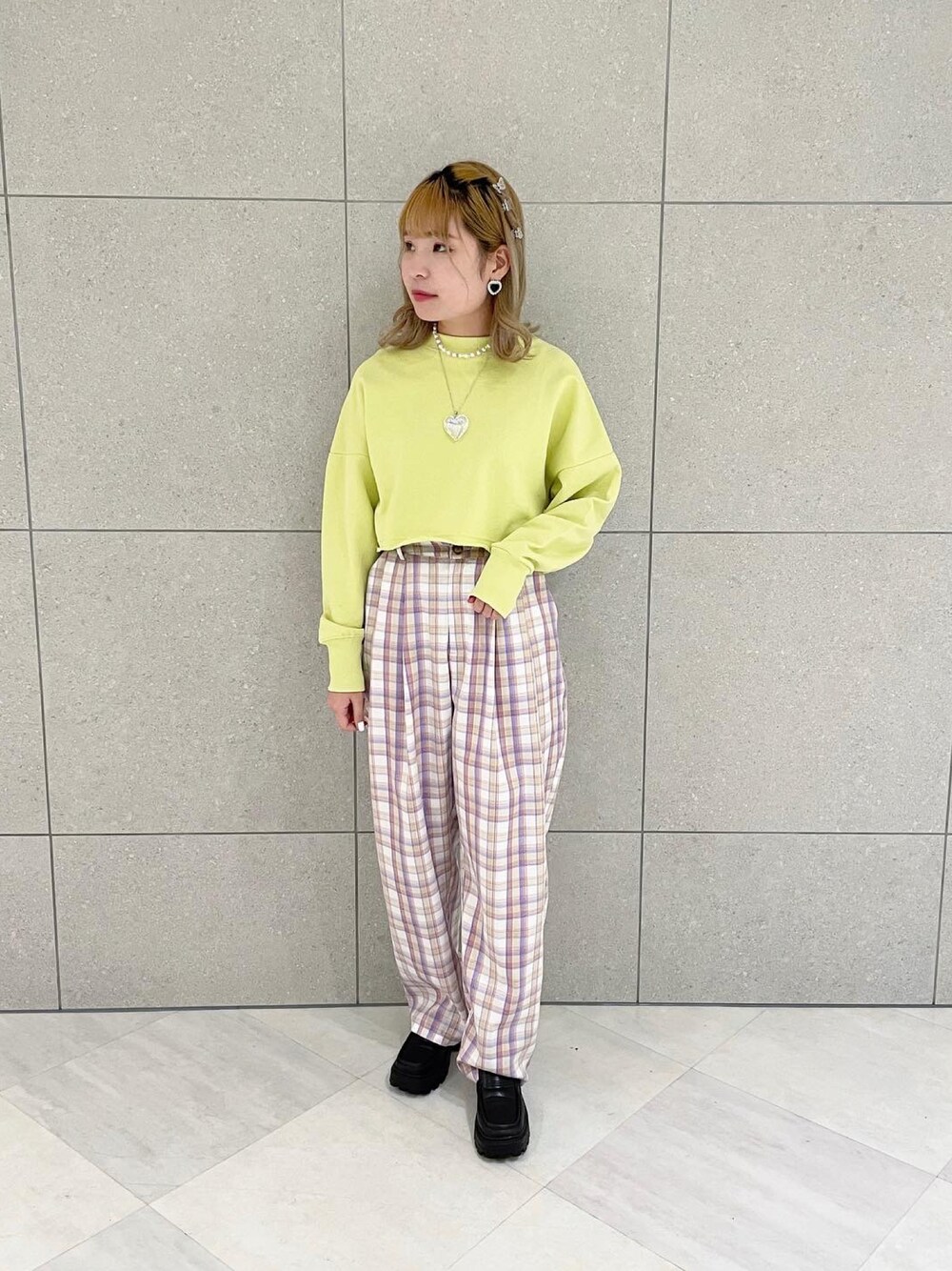 「alleybywcloset、アリーバイダブルクローゼット、wcloset、ダブルクローゼット、スウェット、ショート丈トップス、ショート丈、ショートスウェット、カラーコーデ、パンツスタイル、柄パンツ、チェックパンツ、韓国ファッション、パステルカラー、ポップ」｜「Alley by w closetの【Alley】ハングル裏毛ショートプルオーバー（スウェット、イエロー系）」を使った、Shiho Moriokaさん（レディース・157cm）の冬コーディネートの1枚目の写真