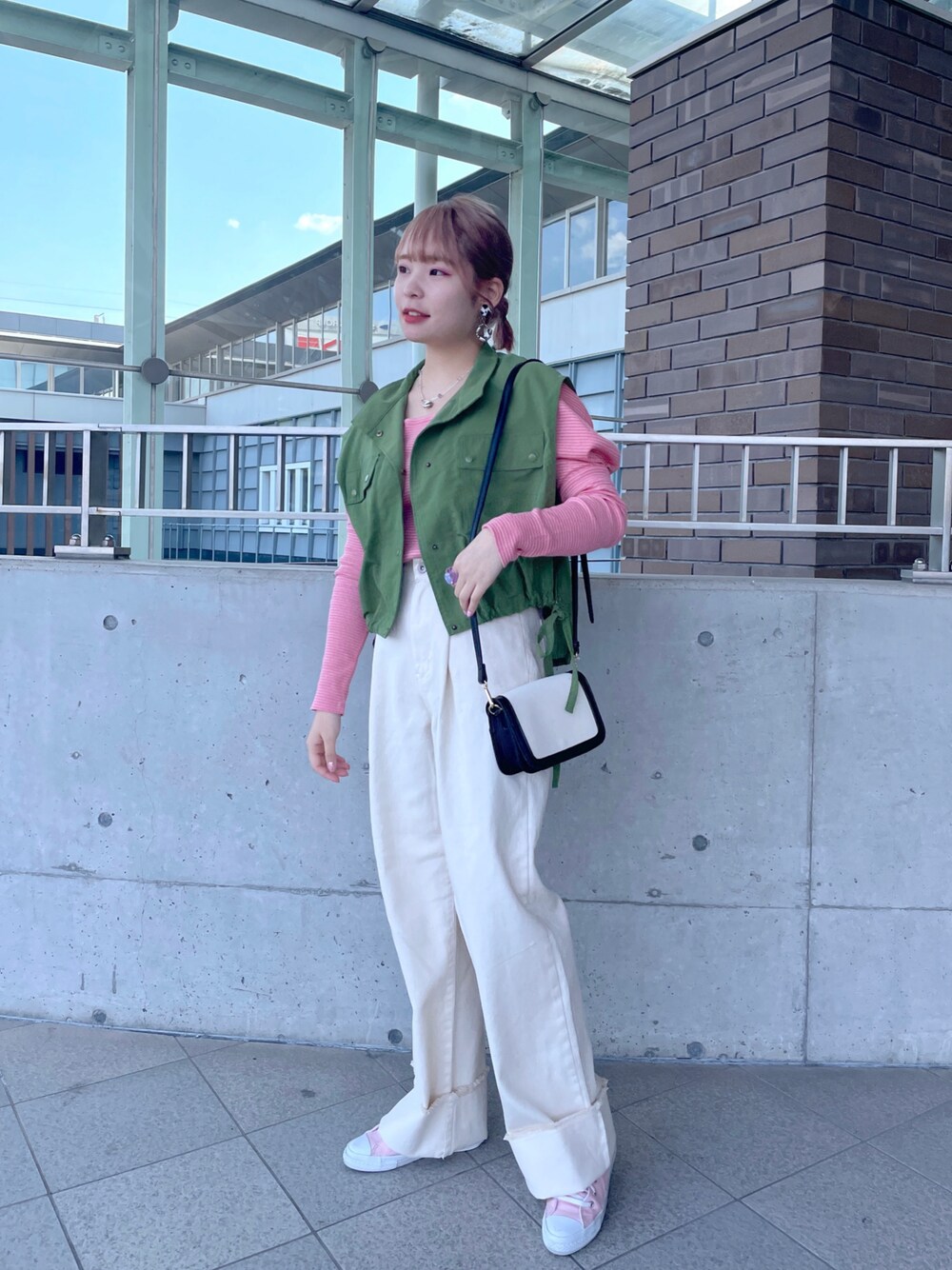 「カジュアル、ボーダー、ピンク、ベスト、カーキ、w closet、ダブルクローゼット、カジュアルコーデ、カラーコーデ、カラー×コーデ」｜「w closetのハイネックショート丈ミリタリーベスト（ベスト、グリーン系）」を使った、Shiho Moriokaさん（レディース・157cm）の春コーディネートの1枚目の写真
