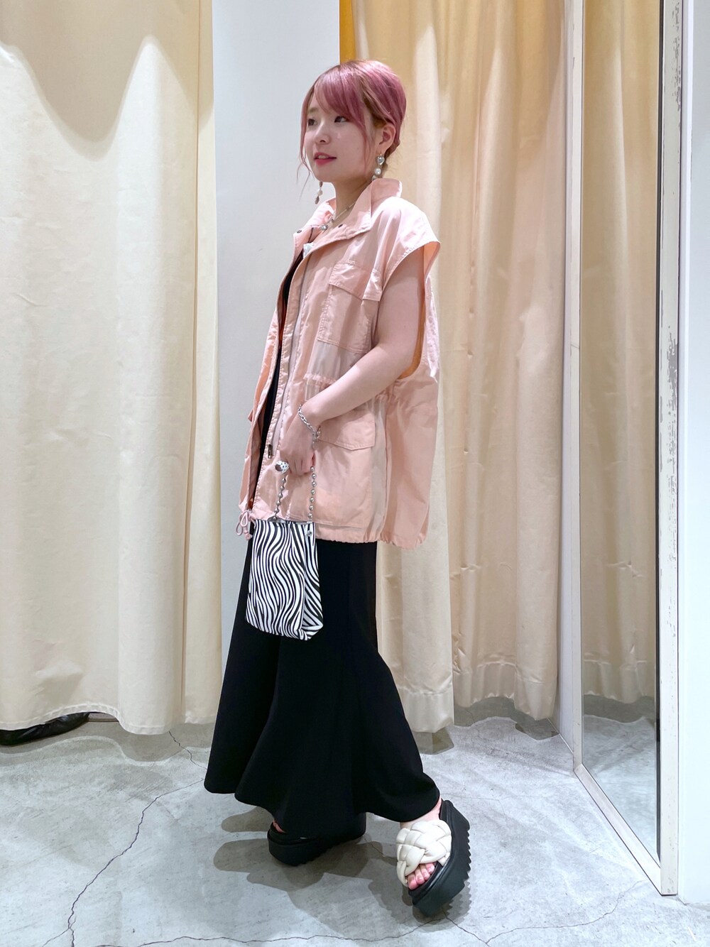 「w closet、wcloset、ダブルクローゼット、夏コーデ、オトナカジュアル、きれいめカジュアル、キレイめ、大人コーデ、ミリタリーベスト、キャミワンピ、マーメイドワンピース、カラーコーデ、ピンク、ゼブラ柄、骨格ストレート」｜「w closetのハイネックミリタリーベスト（ベスト、ピンク系）」を使った、Shiho Moriokaさん（レディース・157cm）の夏コーディネートの1枚目の写真