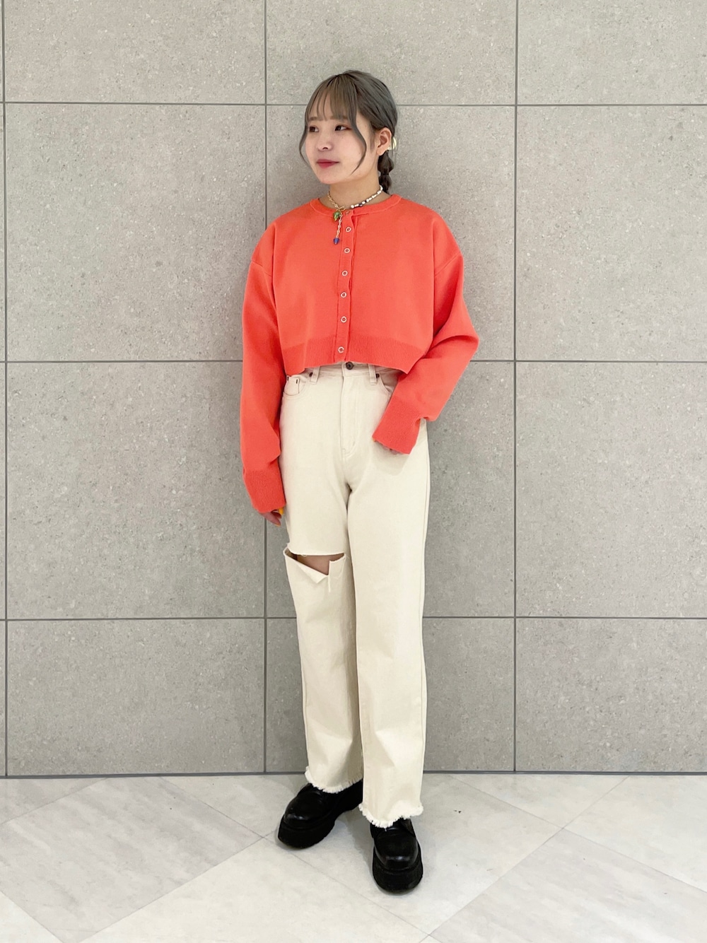 「wcloset、ダブルクローゼット、ショート丈トップス、カラーニット、春コーデ、春、カーディガン、ピンク、オレンジ、デニム、ダメージデニムパンツ、韓国ファッション」｜「w closetのスナップボタンクロップドカーディガン（カーディガン/ボレロ、オレンジ系）」を使った、Shiho Moriokaさん（レディース・157cm）の春コーディネートの1枚目の写真