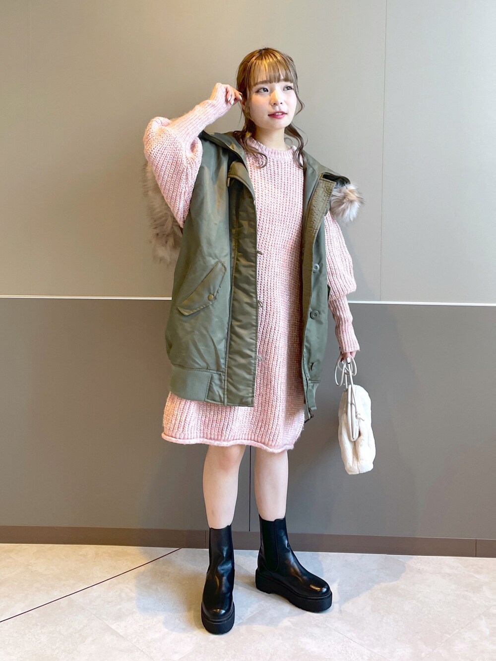 「wcloset、w closet、ダブルクローゼット、alleybywcloset、アリーバイダブルクローゼット、バラクラバ、ニットワンピース、ミニワンピ、N3B、秋冬コーデ、冬アウター、カジュアルガーリー、カラーコーデ、サイドゴアブーツ、骨格ストレート」｜「Alley by w closetの【マルチウェイ】【Alley】N-3Bブルゾン（ミリタリージャケット、グリーン系）」を使った、Shiho Moriokaさん（レディース・157cm）の秋コーディネートの1枚目の写真