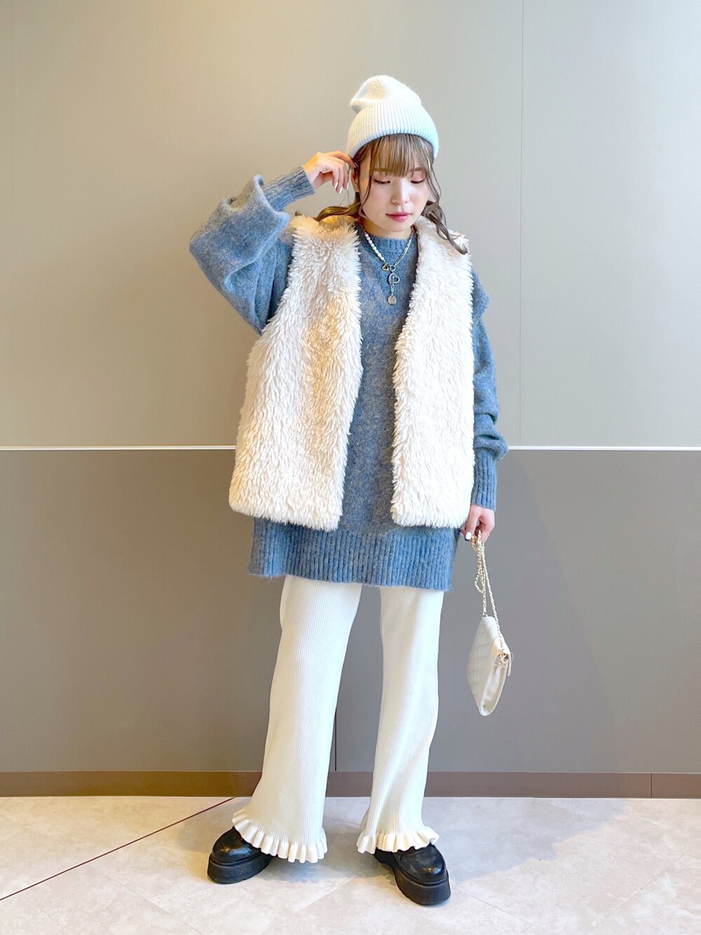 「wcloset、w closet、ダブルクローゼット、ファーベスト、ニット、肌見せ、カジュアルコーデ、冬コーデ、秋コーデ、オトナカジュアル、リブパンツ、カラーコーデ、シンプルコーデ、ゆるコーデ、骨格ストレート」｜「w closetのボリュームフェイクファーベスト（ベスト、ベージュ系）」を使った、Shiho Moriokaさん（レディース・157cm）の秋コーディネートの1枚目の写真