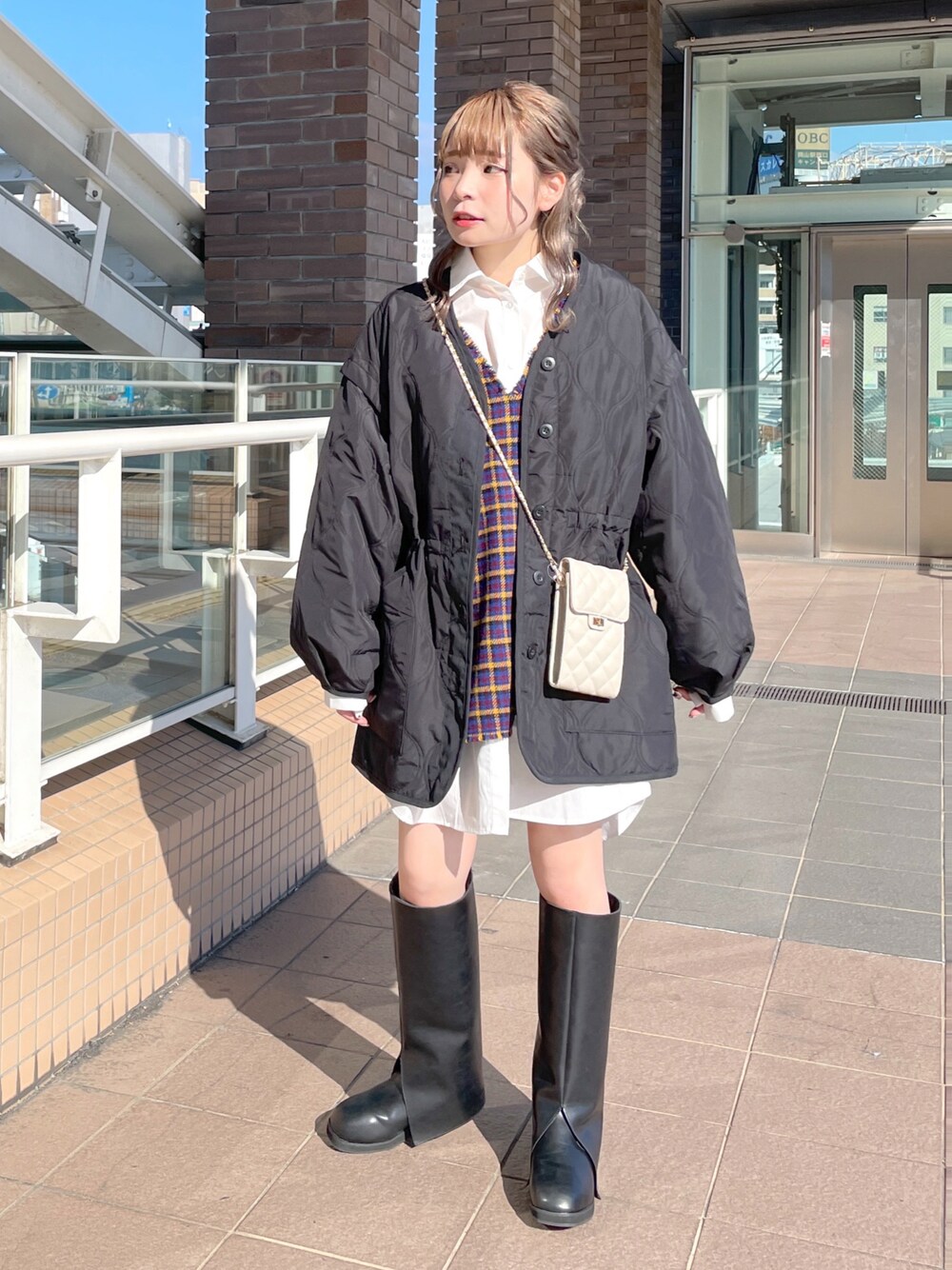 「wcloset、w closet、ダブルクローゼット、秋冬コーデ、冬コーデ、ミニワンピ、シャツワンピ、韓国ファッション、キルティング、キルティングジャケット、ロングブーツ、チェック、ベスト、ベスト×シャツ、骨格ナチュラル」｜「w closetの【マルチウェイ】中綿キルティングVネックジャケット（ミリタリージャケット、ブラック系）」を使った、Shiho Moriokaさん（レディース・157cm）の秋コーディネートの1枚目の写真