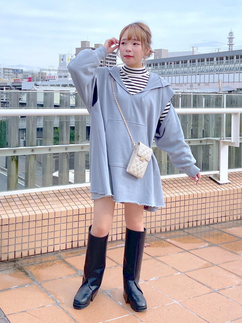 「wcloset、w closet、ダブルクローゼット、冬コーデ、お出かけコーデ、カジュアルコーデ、ロングブーツ、ミニワンピ、スウェット、スウェットワンピース、ボーダー、ボーダーニット、カラーコーデ、骨格ストレート」｜「w closetのリブフレアスリーブハイネックプルオーバー（ニット/セーター、ホワイト系）」を使った、Shiho Moriokaさん（レディース・157cm）の冬コーディネートの1枚目の写真