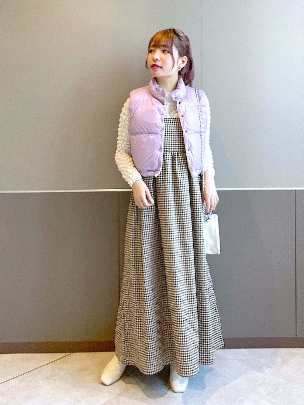 「wcloset、w closet、ダブルクローゼット、ダウンベスト、ショート丈、ポップコーントップス、キャミワンピ、チェック、チェックワンピース、カラーコーデ、リバーシブル、カジュアルガーリー、ストレッチブーツ、ハートバッグ、骨格ストレート」｜「w closetの★先行予約★【リバーシブル】フェイクダウンベスト【8月下旬入荷】（ジャケット/アウター、パープル系）」を使った、Shiho Moriokaさん（レディース・157cm）の秋コーディネートの1枚目の写真