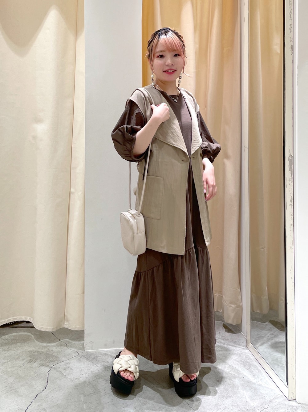 「wcloset、w closet、ダブルクローゼット、alleybywcloset、アリーバイダブルクローゼット、ワンピース、ベスト、ジレ、セットアイテム、淡色コーデ、ブラウンコーデ、大人コーデ、大人かわいい、大人っぽいコーデ、骨格ストレート」｜「w closetのベストセット半袖ドロストワンピース（ワンピース、ブラウン系）」を使った、Shiho Moriokaさん（レディース・157cm）の夏コーディネートの1枚目の写真
