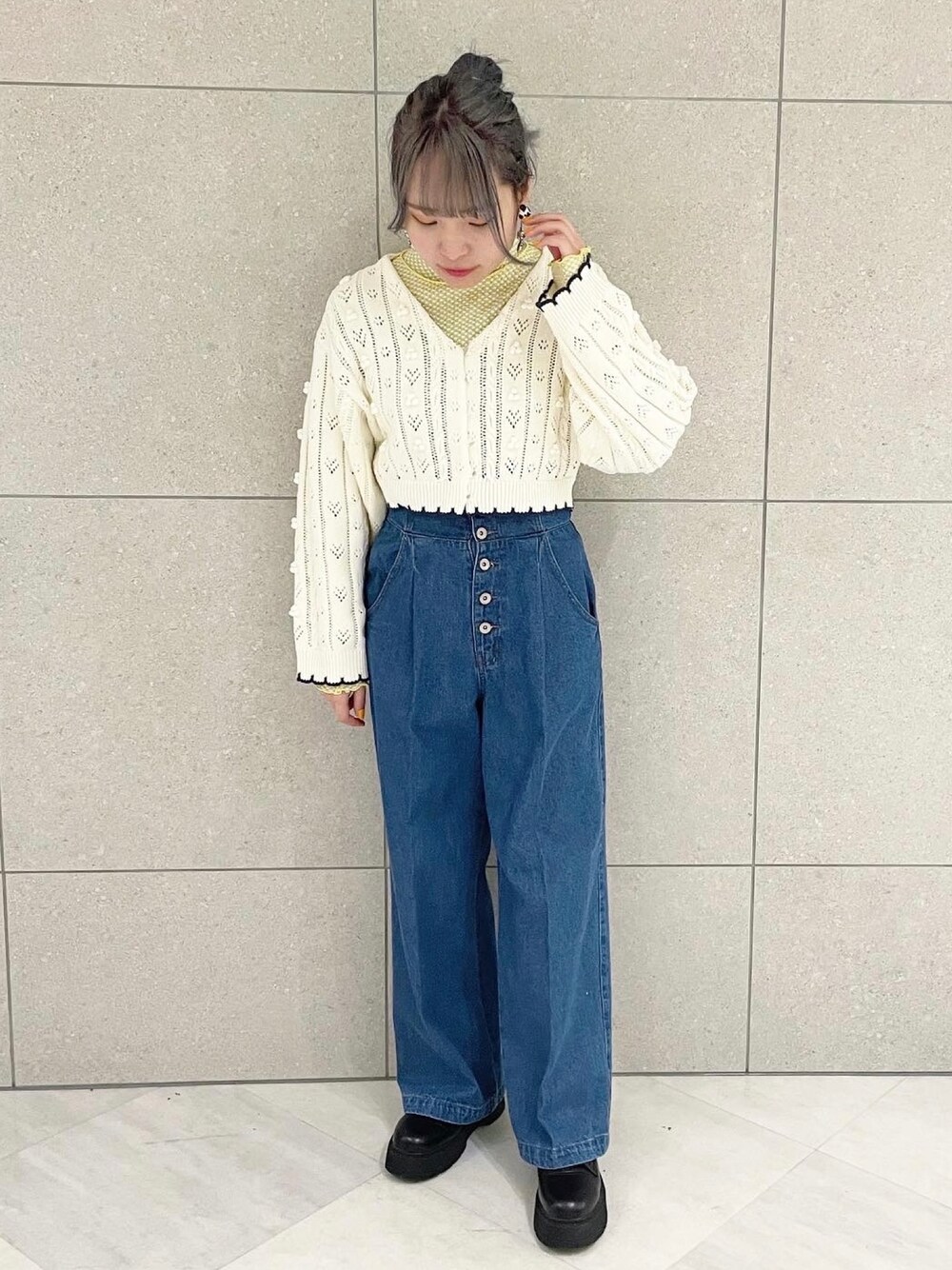 「wcloset、ダブルクローゼット、カーディガン、ショート丈トップス、レトロ、透かし編みニット、ギンガムチェック、ハイネックインナー、デニム、ハイウエスト、ハイウエストデニム、トレンド」｜「w closetのポプコン付きリブスカラップ配色カーディガン（ニット/セーター、ホワイト系）」を使った、Shiho Moriokaさん（レディース・157cm）の冬コーディネートの1枚目の写真