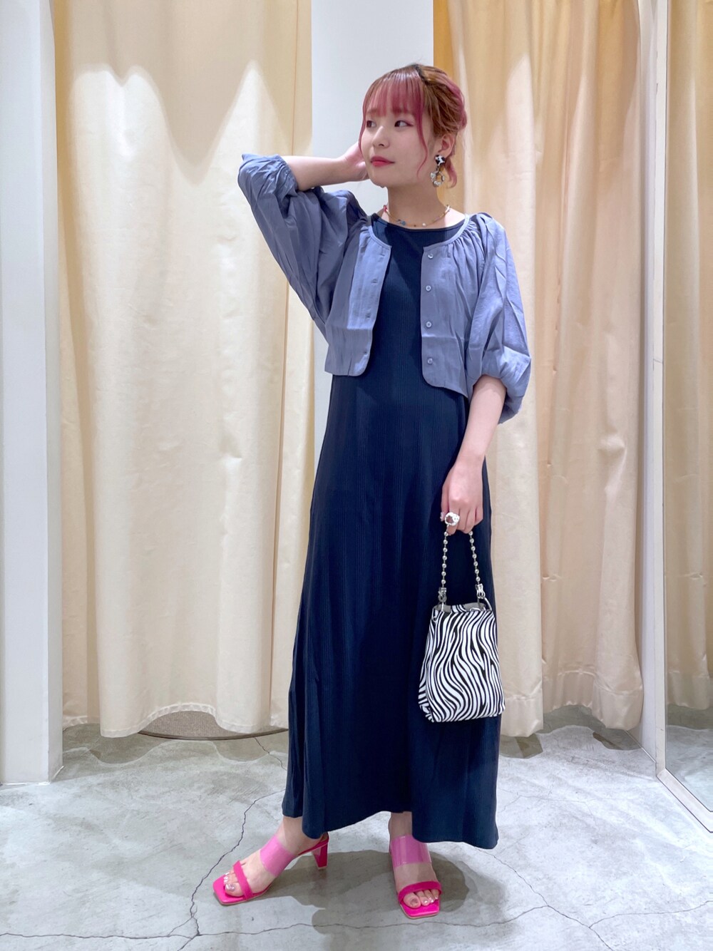 「w closet、wcloset、ダブルクローゼット、ワンピース、ワンピーススタイル、夏コーデ、楽チンコーデ、休日スタイル、リラックススタイル、カラーコーデ、ブルー、セットアイテム、ショート丈トップス、ゼブラ柄、サンダル」｜「w closetの【マルチウェイ】ブラウス＆ニットワンピースSET（ワンピース、ブルー系）」を使った、Shiho Moriokaさん（レディース・157cm）の夏コーディネートの1枚目の写真