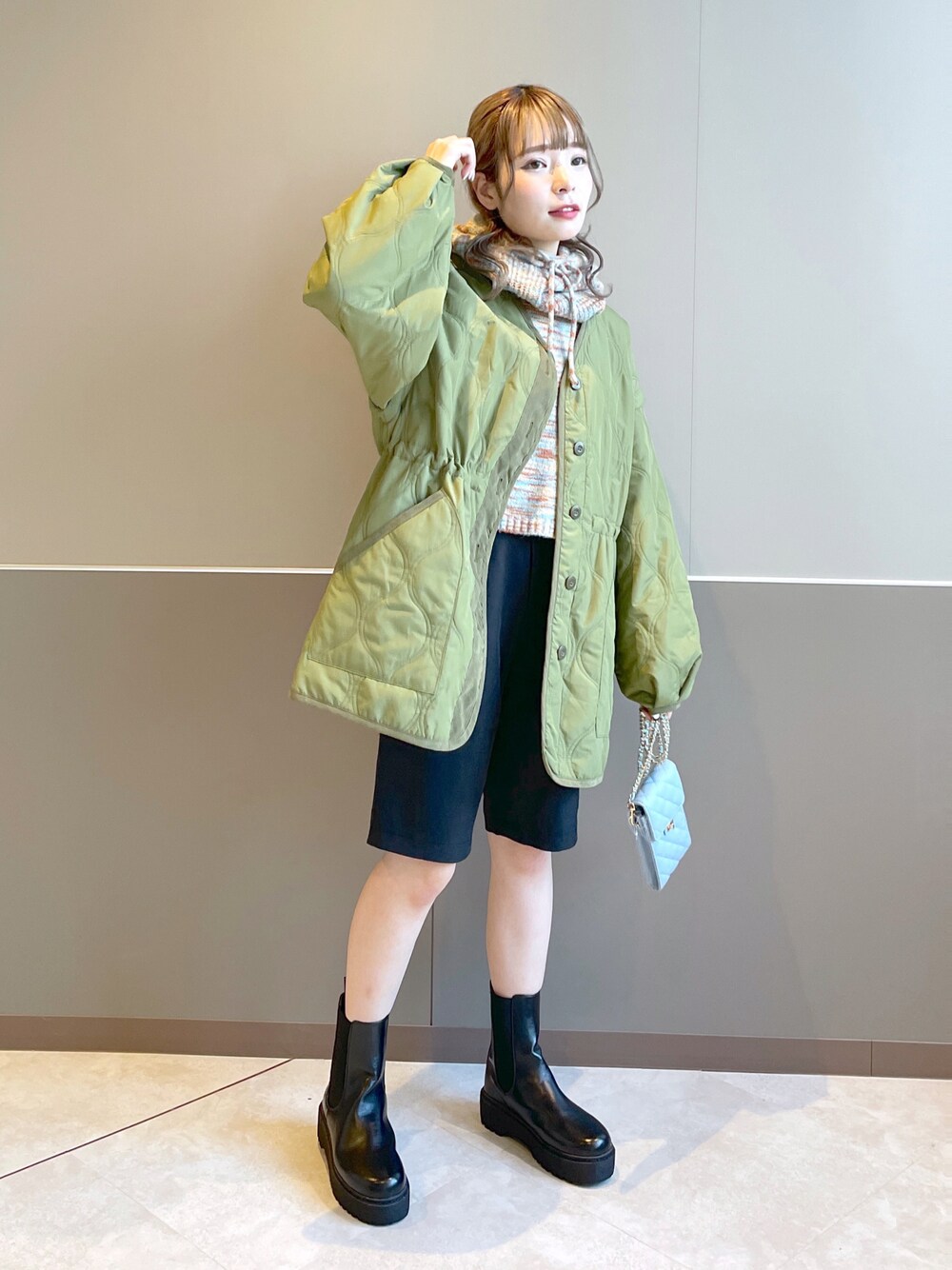 「wcloset、w closet、ダブルクローゼット、冬コーデ、カジュアルコーデ、秋コーデ、ニットコーデ、ミックスニット、キルティング、キルティングジャケット、バラクラバ、ショート丈トップス、ハーフパンツ、サイドゴアブーツ、骨格ストレート」｜「w closetの【マルチウェイ】中綿キルティングVネックジャケット（ミリタリージャケット、グリーン系）」を使った、Shiho Moriokaさん（レディース・157cm）の秋コーディネートの1枚目の写真