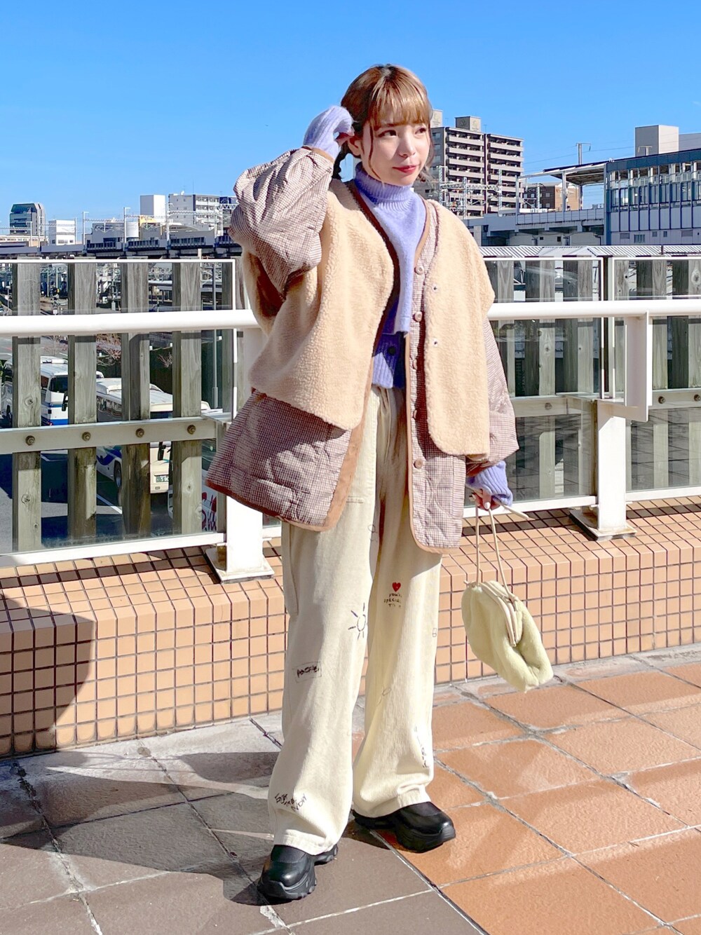 「wcloset、w closet、ダブルクローゼット、冬のコーデ、秋のコーデ、キルティング、キルティングジャケット、レイヤードスタイル、タートルネック、ショート丈トップス、コーデュロイパンツ、カラーコーデ、カジュアル、ビッグシルエット、骨格ストレート」｜「w closetの【マルチウェイ】中綿キルティングVネックジャケット（ミリタリージャケット、ベージュ系）」を使った、Shiho Moriokaさん（レディース・157cm）の秋コーディネートの1枚目の写真