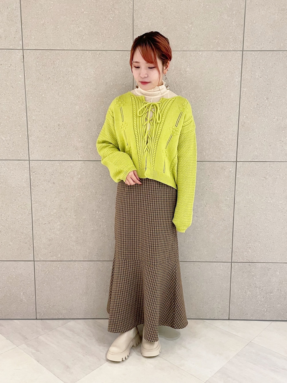 「wcloset、ダブルクローゼット、秋コーデ、秋のコーデ、トレンド、カラーニット、カーディガン、ニット、レースアップ、スカート、マーメイドスカート、チェックスカート、サイドゴアブーツ、ブーツ」｜「Alley by w closetの【Alley】ポプコン編みレースアップカーディガン（カーディガン/ボレロ、グリーン系）」を使った、Shiho Moriokaさん（レディース・157cm）の秋コーディネートの1枚目の写真