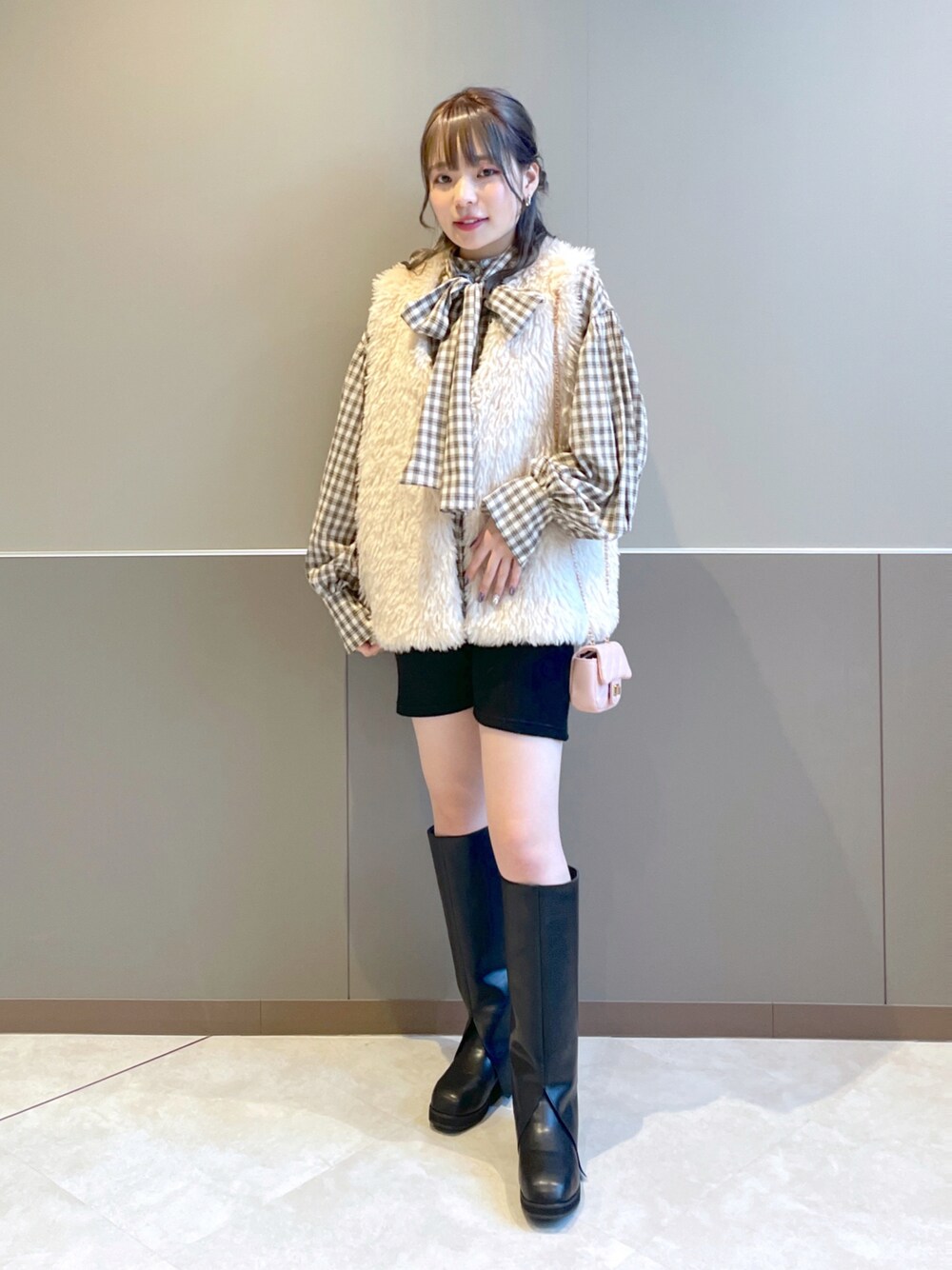 「wcloset、w closet、ダブルクローゼット、ファーベスト、ボウタイブラウス、チェック、冬コーデ、秋コーデ、ベージュコーデ、ロングブーツ、ショートパンツスタイル、ガーリー、大人かわいい、フレンチガーリー、骨格ストレート」｜「w closetのボリュームフェイクファーベスト（ベスト、ベージュ系）」を使った、Shiho Moriokaさん（レディース・157cm）の秋コーディネートの1枚目の写真