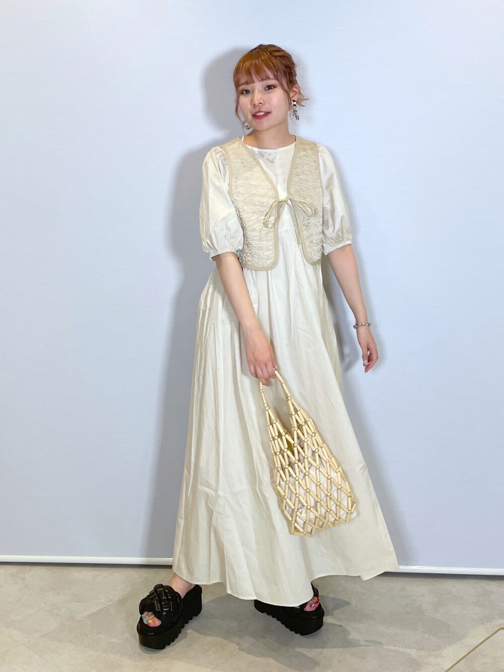 「wcloset、w closet、ダブルクローゼット、ワンピース、秋のコーデ、初秋コーデ、ワントーンコーデ、ベージュコーデ、淡色コーデ、ベスト、セットアイテム、厚底シューズ、淡色女子、ゆるコーデ、骨格ストレート」｜「w closetの【マルチウェイ】ポコポコベスト＆ワンピースSET（ワンピース、ホワイト系）」を使った、Shiho Moriokaさん（レディース・157cm）の夏コーディネートの1枚目の写真